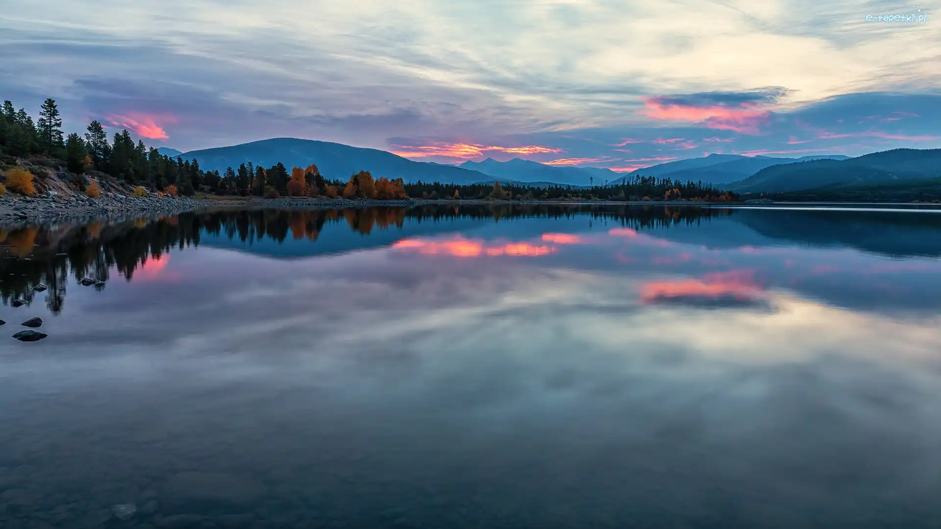 Drzewa, Dillon Lake, Stany Zjednoczone, Stan Kolorado, Góry, Chmury, Odbicie, Jezioro