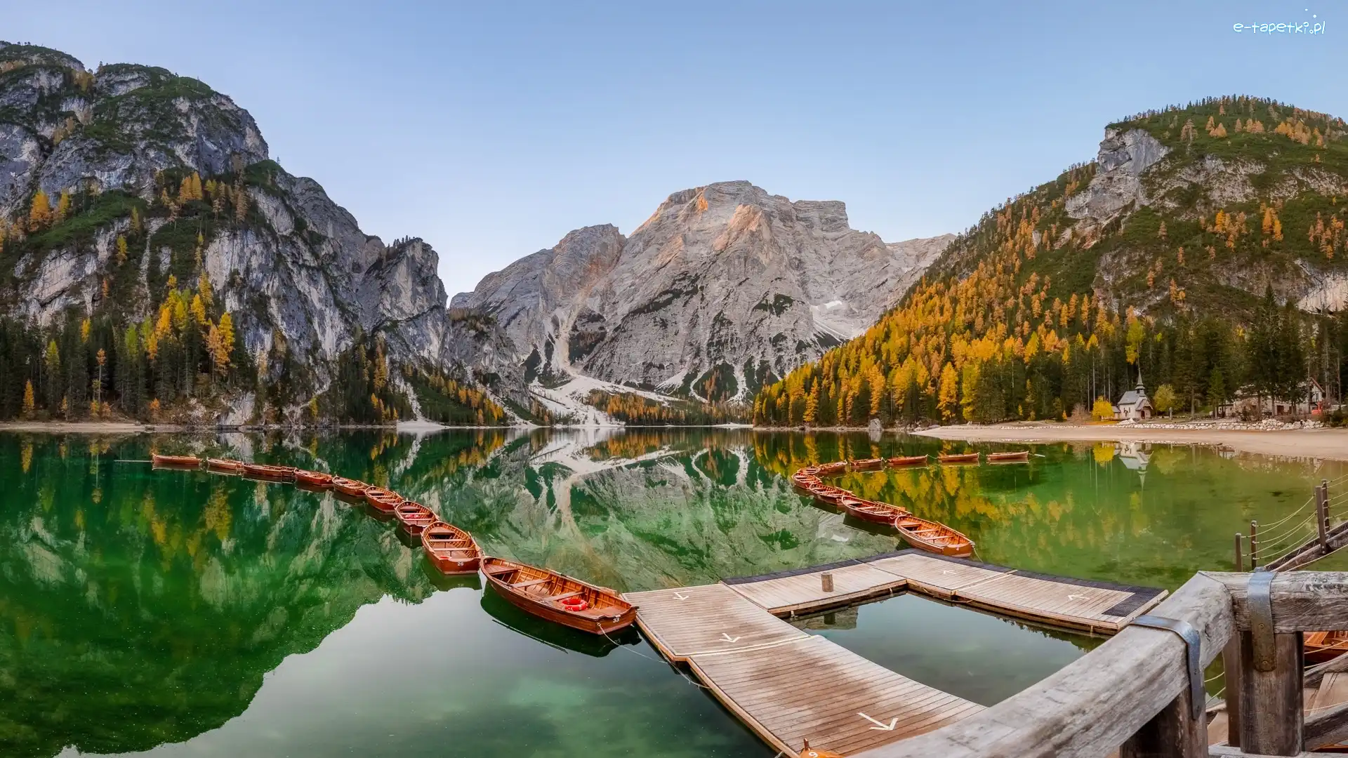 Drzewa, Jezioro, Odbicie, Łódki, Lago di Braies, Góry, Dolomity, Włochy, Pragser Wildsee, Jesień