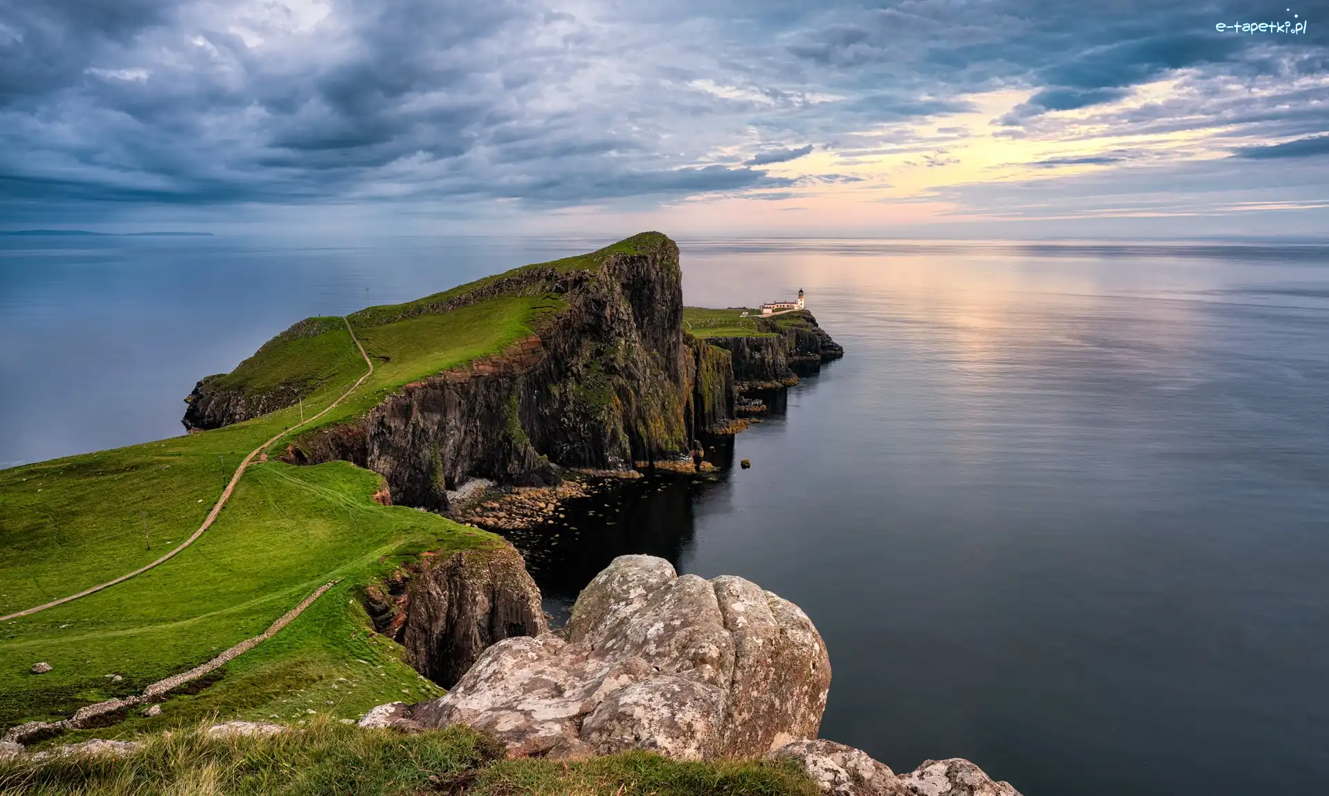 Chmury, Wybrzeże, Szkocja, Neist Point Lighthouse, Skały, Wyspa Skye, Latarnia morska, Morze Szkockie, Klif, Półwysep Duirinish
