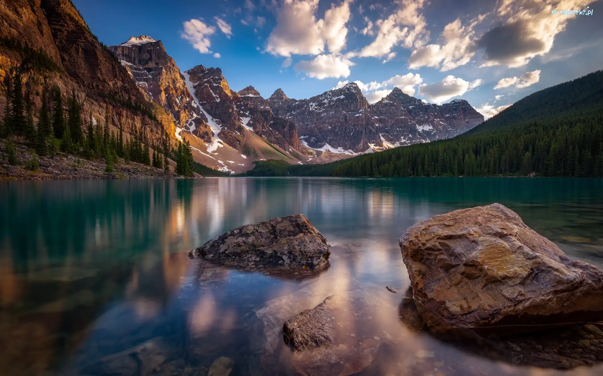 Drzewa, Prowincja Alberta, Park Narodowy Banff, Odbicie, Jezioro Moraine, Góry, Chmury, Kanada