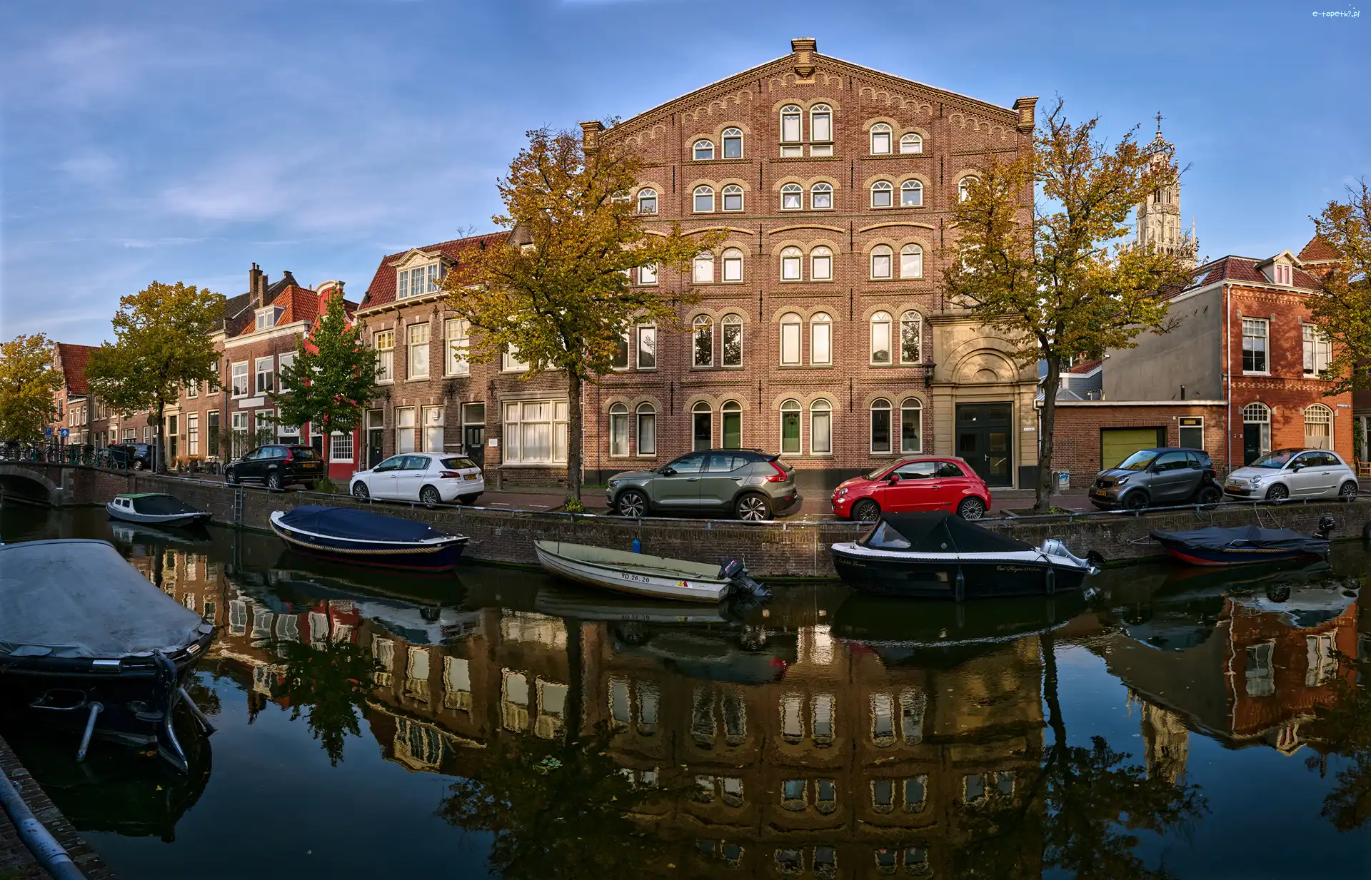 Domy, Kanał wodny, Łódki, Samochody, Haarlem, Holandia