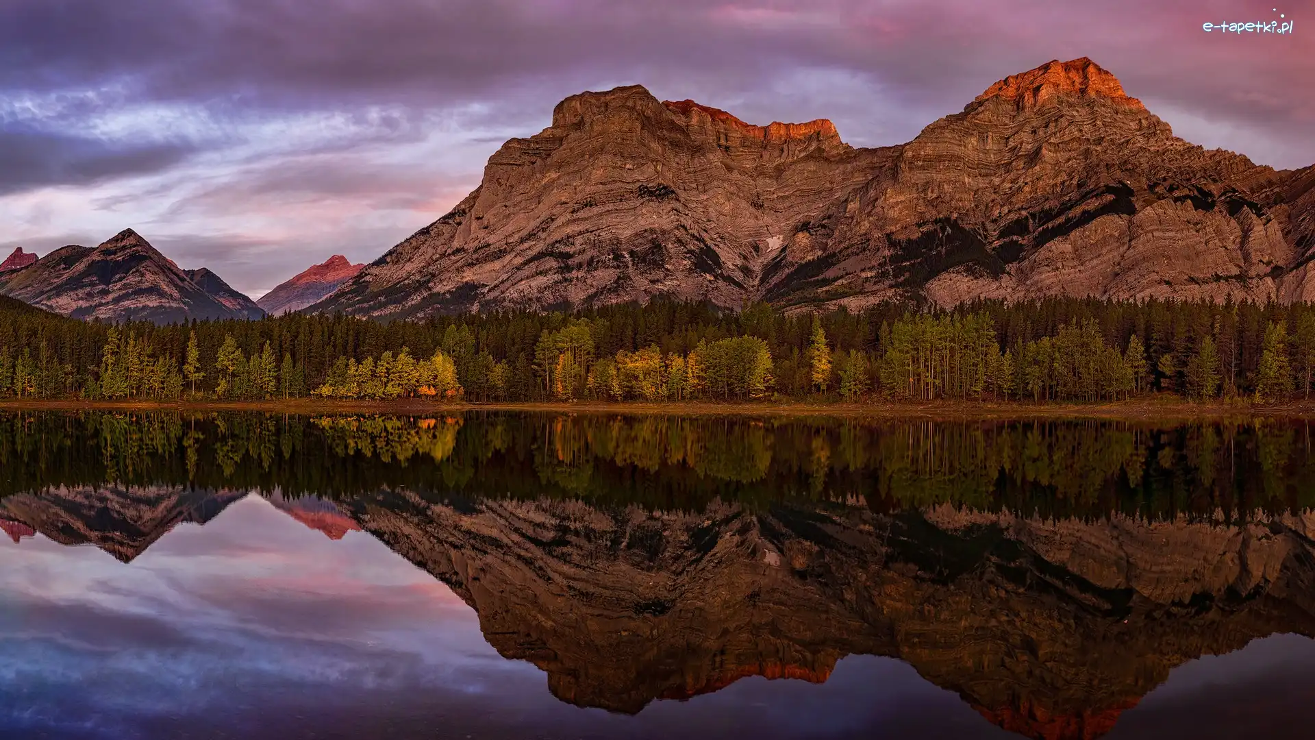 Drzewa, Jezioro, Kanada, Prowincja Alberta, Wedge Pond, Chmury, Odbicie, Góry Skaliste