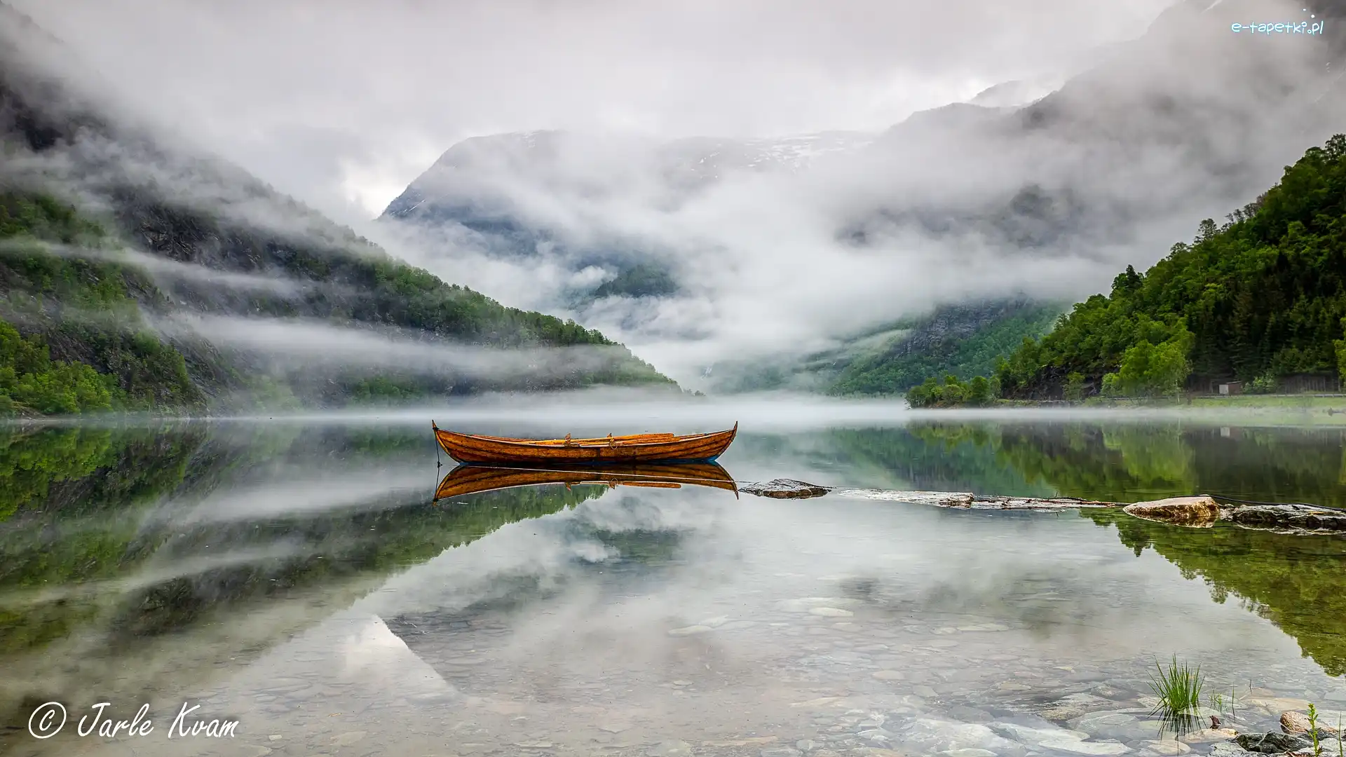 Norwegia, Mgła, Łódka, Drzewa, Góry, Skjolden, Jezioro Eidsvatnet