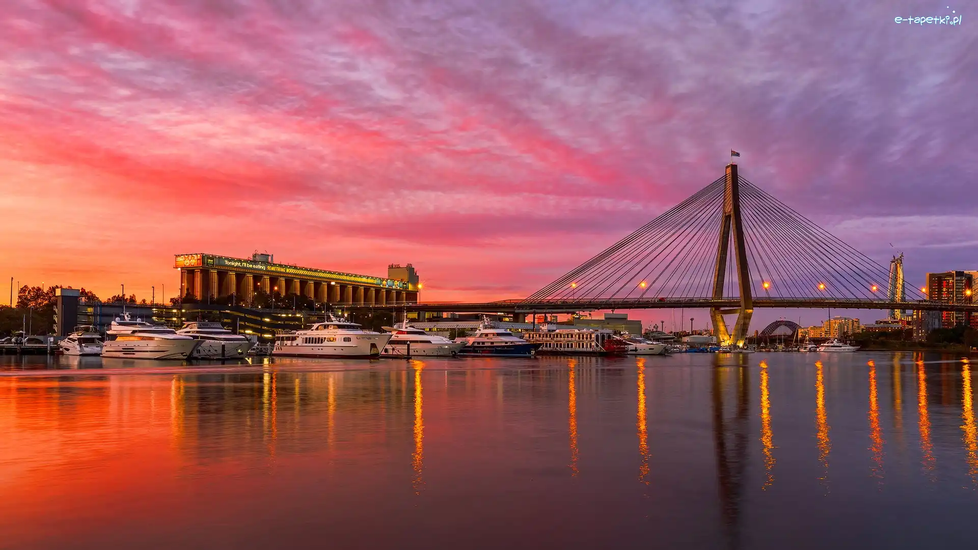 Zachód słońca, Zatoka Black Wattle, Most Anzac Bridge, Sydney, Australia, Wieżowce, Łodzie