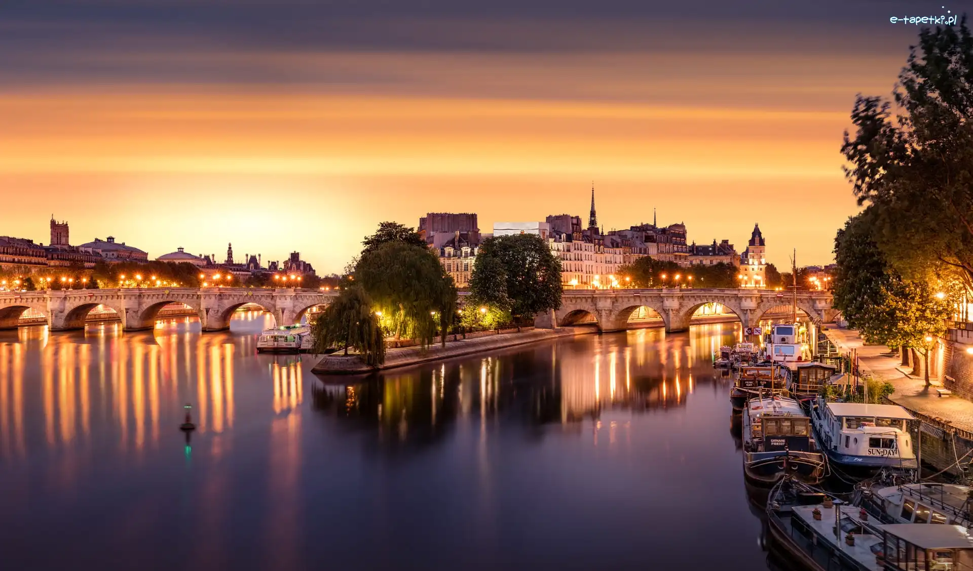 Most Pont Neuf, Paryż, Światła, Drzewa, Rzeka Sekwana, Domy, Łodzie, Francja