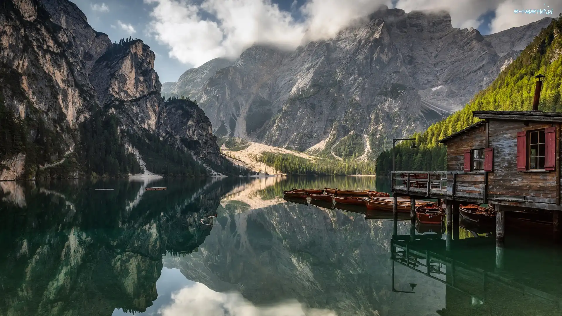 Drewniany, Południowy Tyrol, Łódki, Drzewa, Pragser Wildsee, Góry, Dolomity, Włochy, Jezioro, Dom
