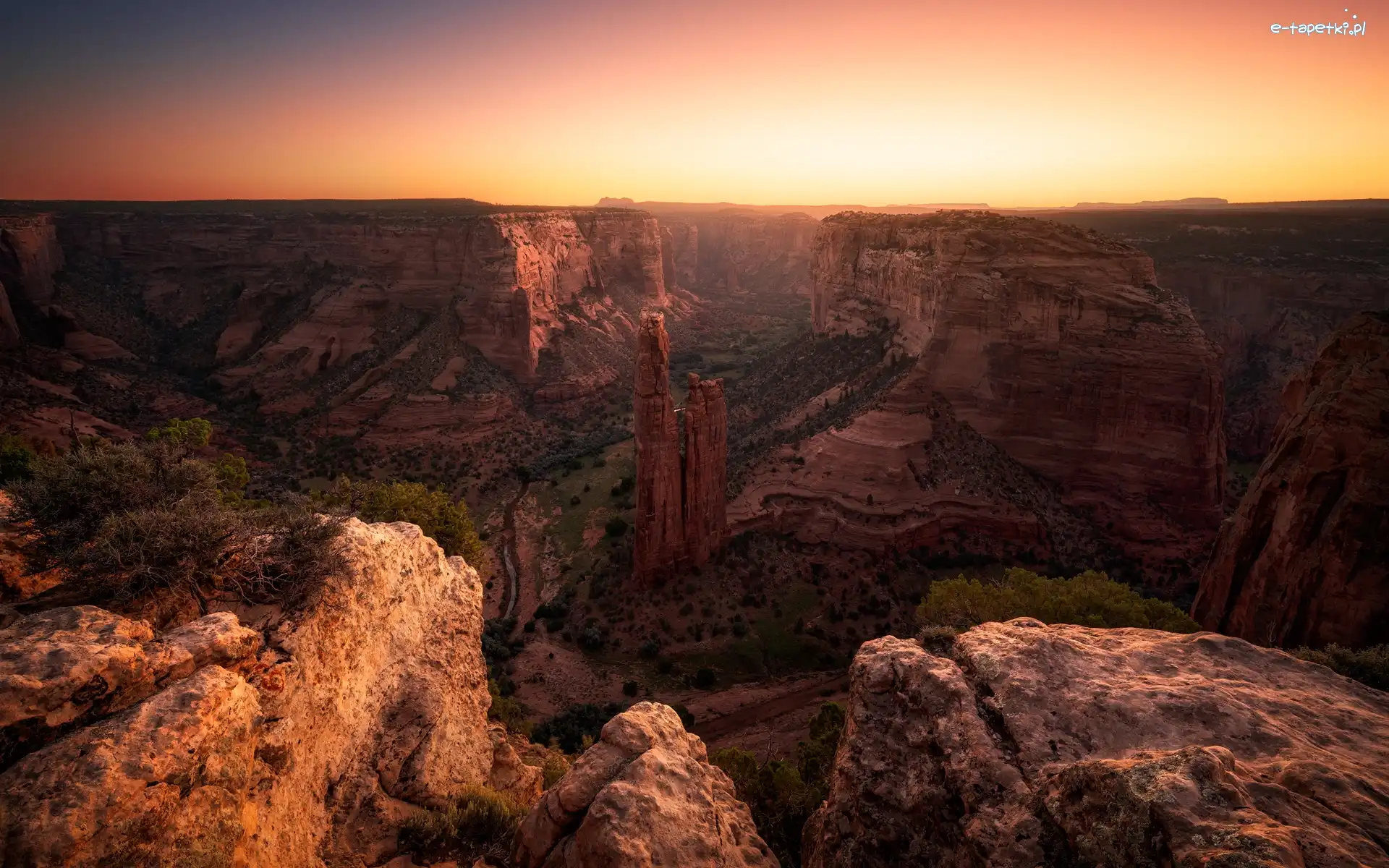 Wschód słońca, Kanion, Canyon de Chelly National Monument, Arizona, Stany Zjednoczone, Drzewa, Skały