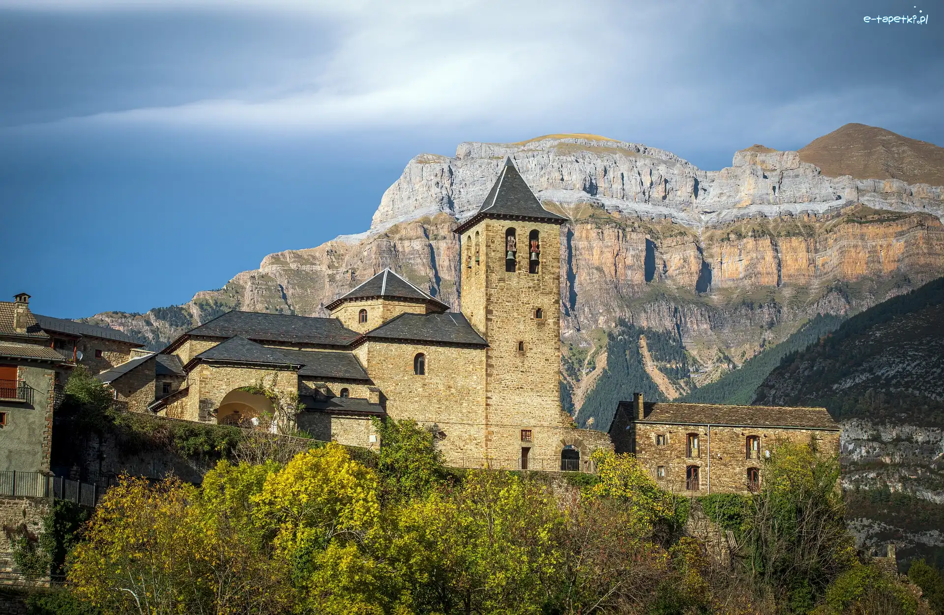 Wioska, Wieża, Church of Torla, Pireneje, Torla, Prowincja Huesca, Średniowieczna, Alpy Zachodnie, Góry, Hiszpania, Drzewa, Kościół