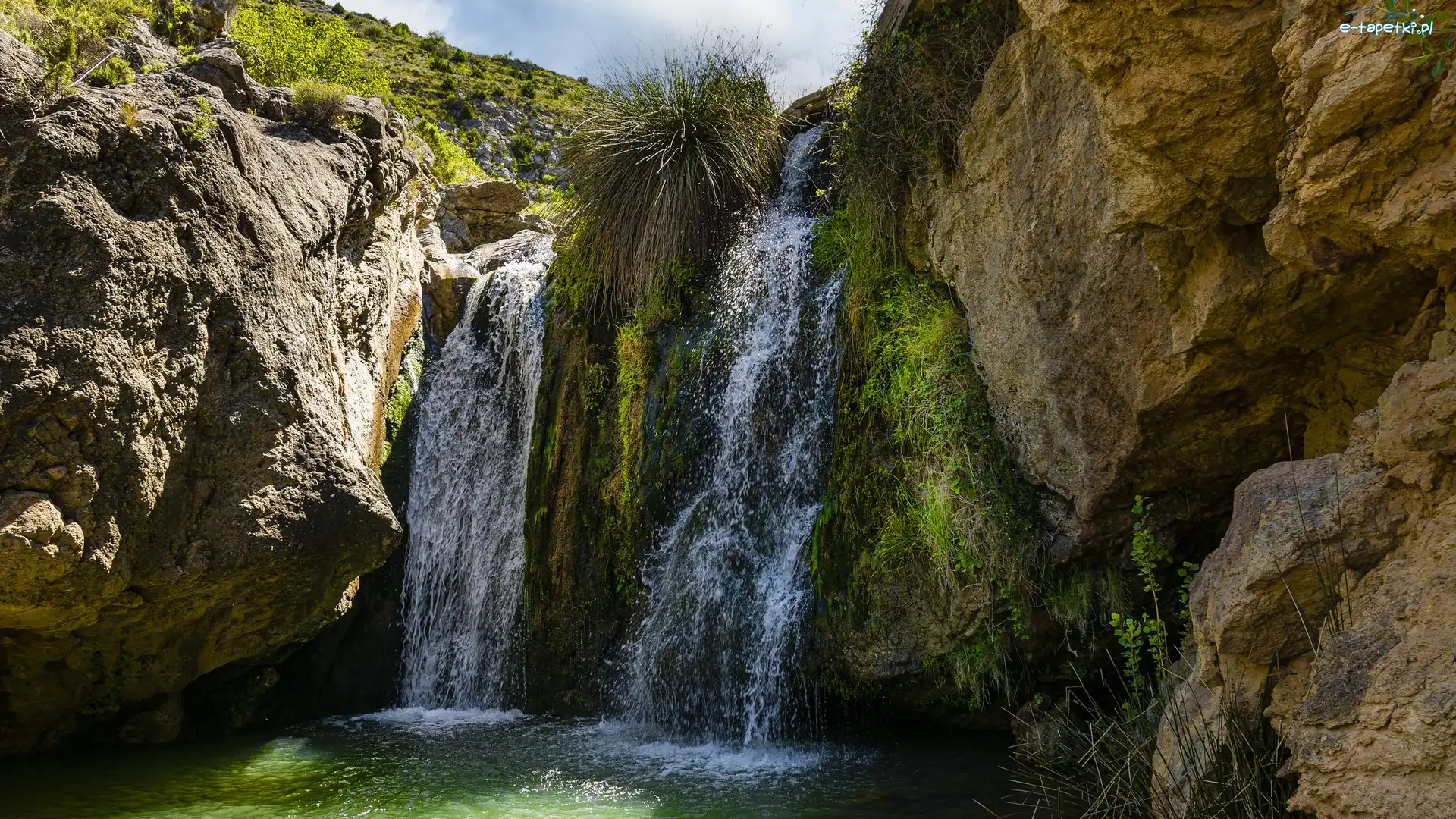 Hiszpania, Cascada de Santiuste, Kępka, Wodospad, Skały, Rośliny, Trawy
