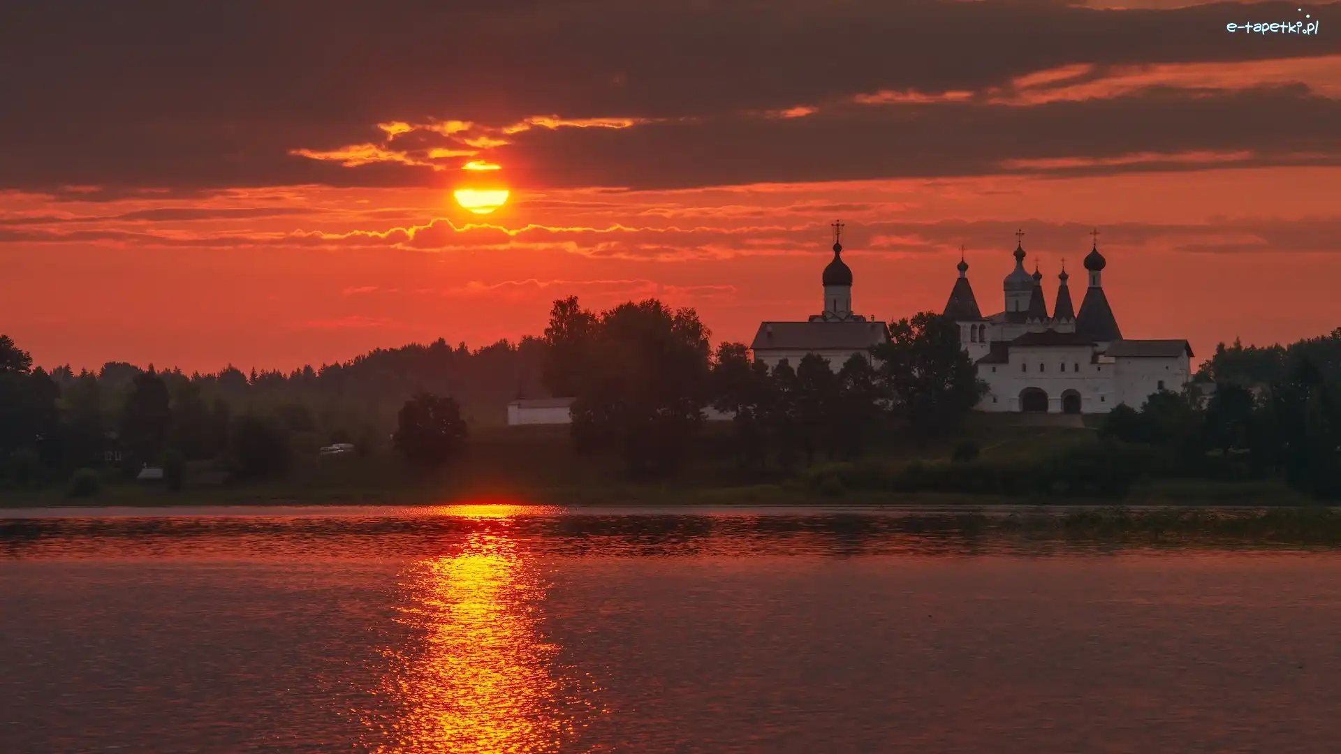 Jezioro Borodaevsky, Obwód wołogodzki, Drzewa, Monaster Terapontowski, Ferapontovo, Zachód słońca, Cerkiew, Rosja