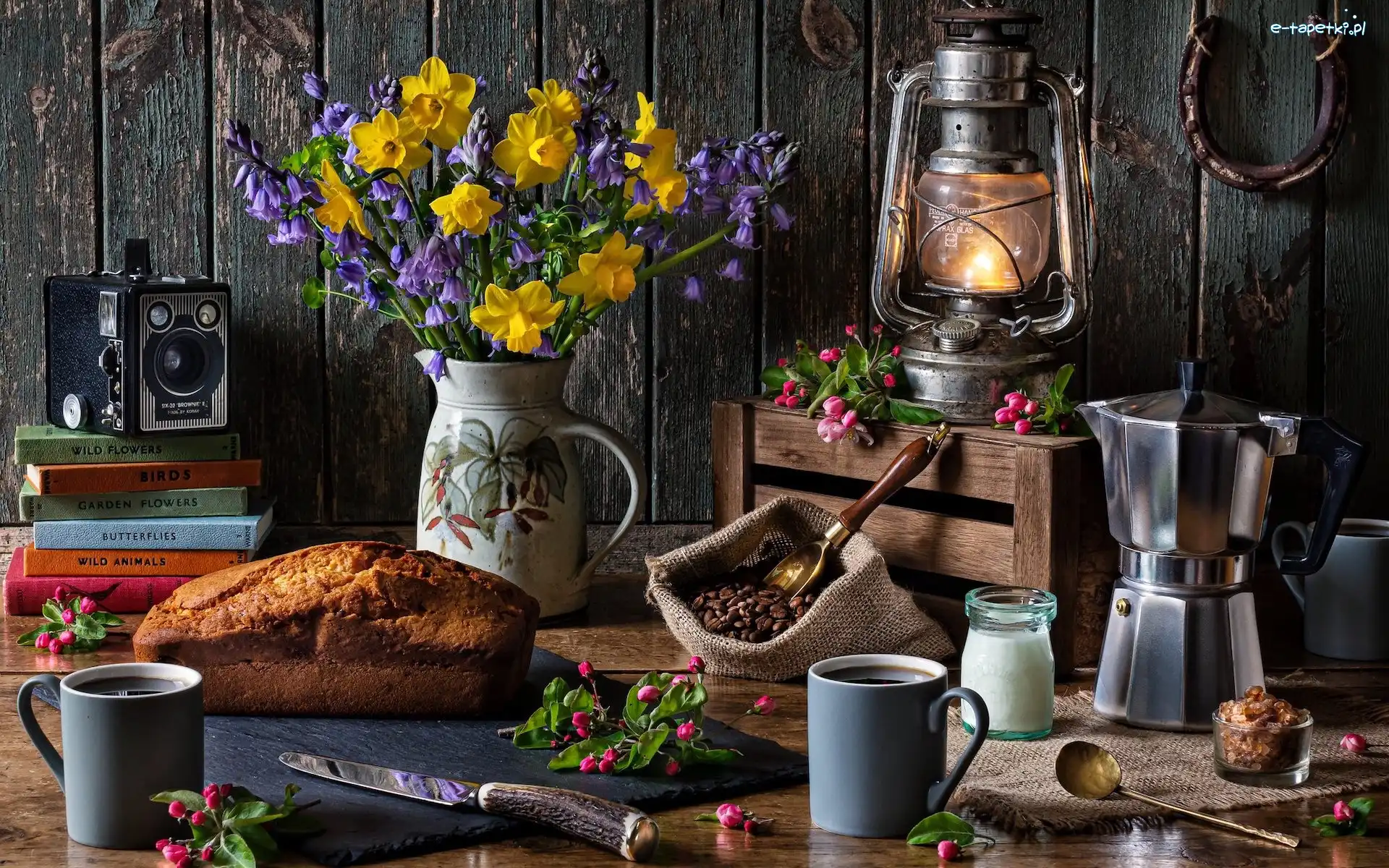 Kompozycja. Bukiet kwiatów, Kawa, Lampa, Babka, Kubki