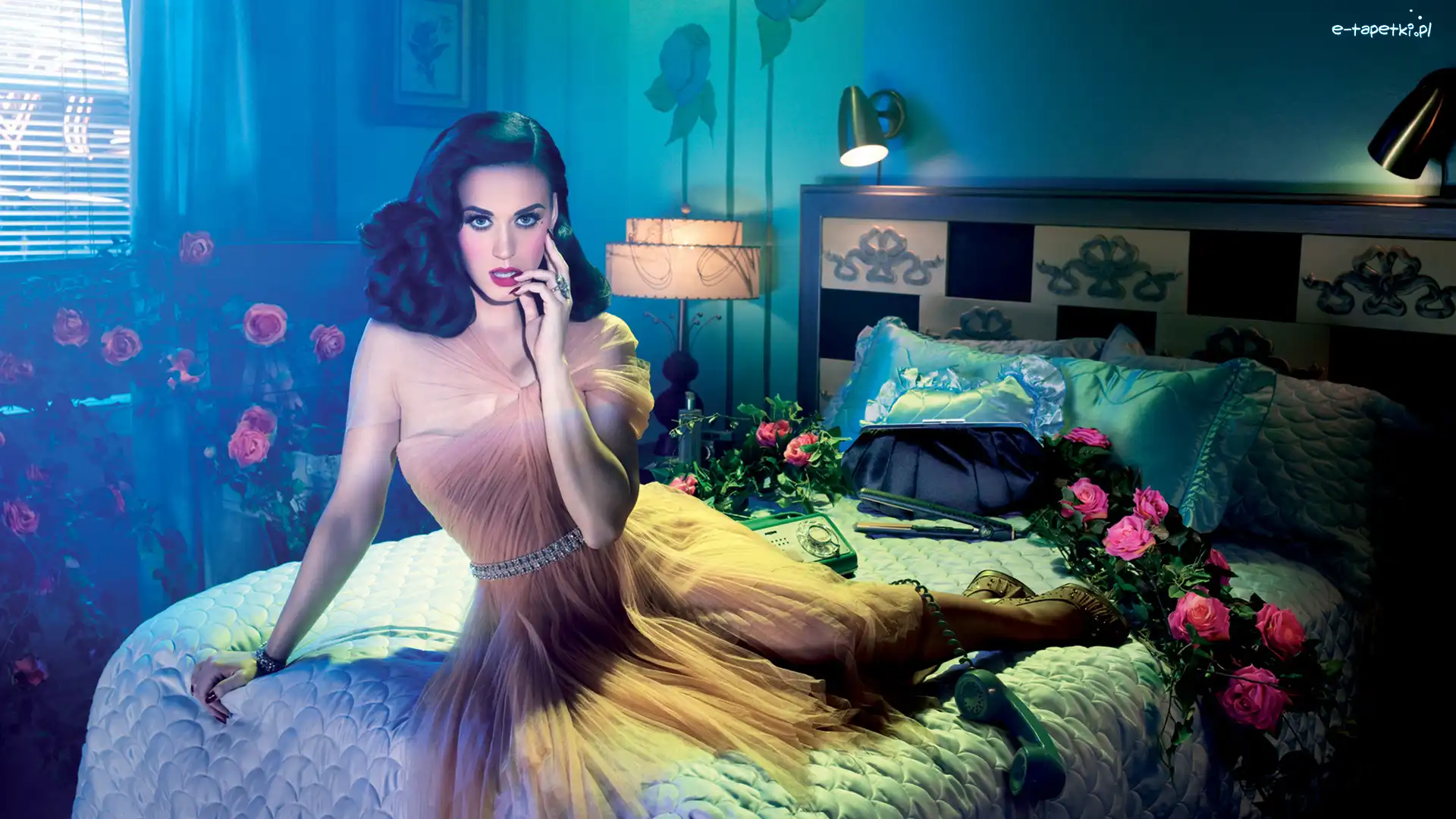 Kwiaty, Łóżko, Poduszki, Róże, Katy Perry, Piosenkarka