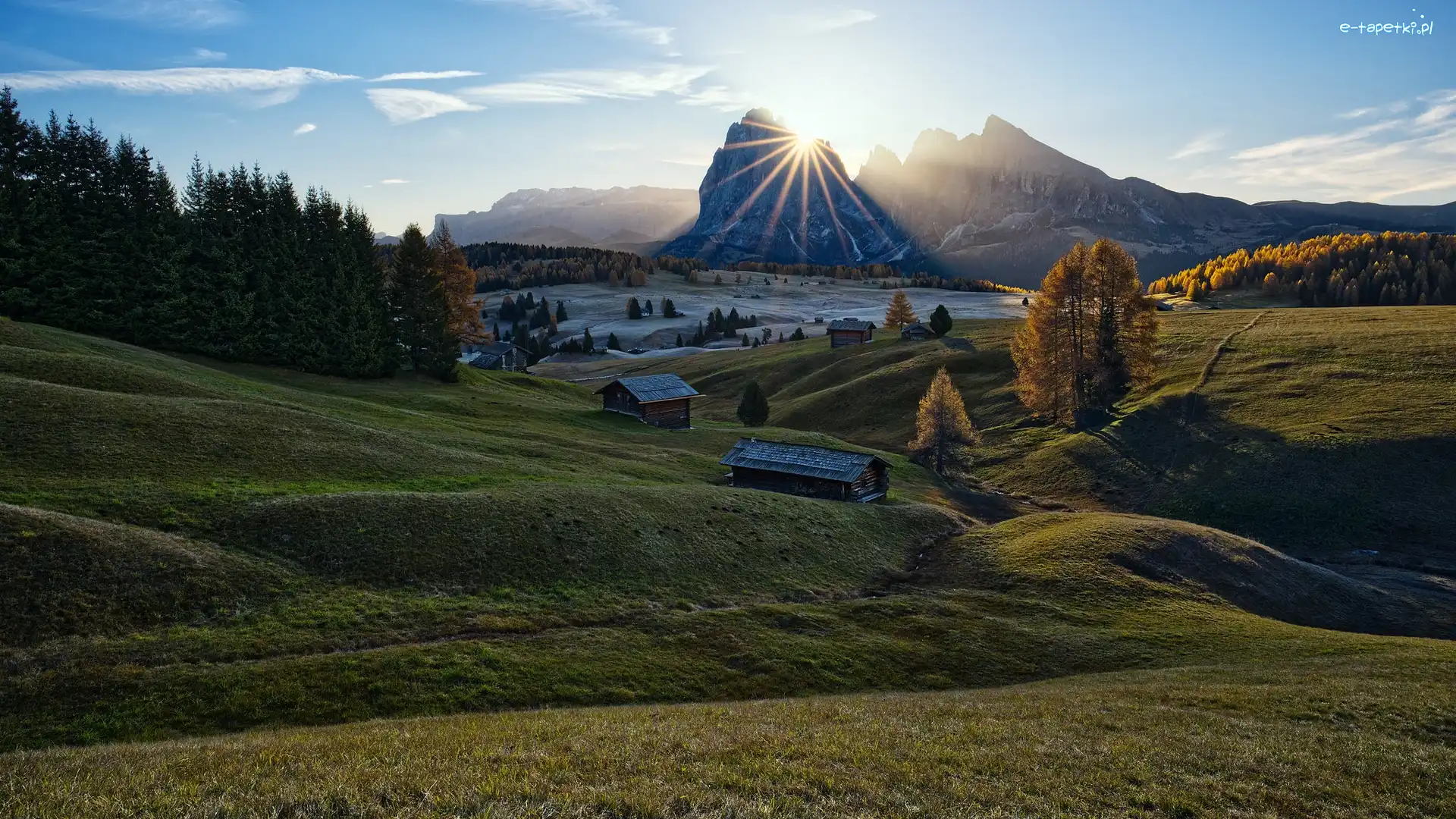 Domy, Drzewa, Dolomity, Góry Sassolungo, Włochy, Seiser Alm, Płaskowyż, Jesień, Wschód słońca