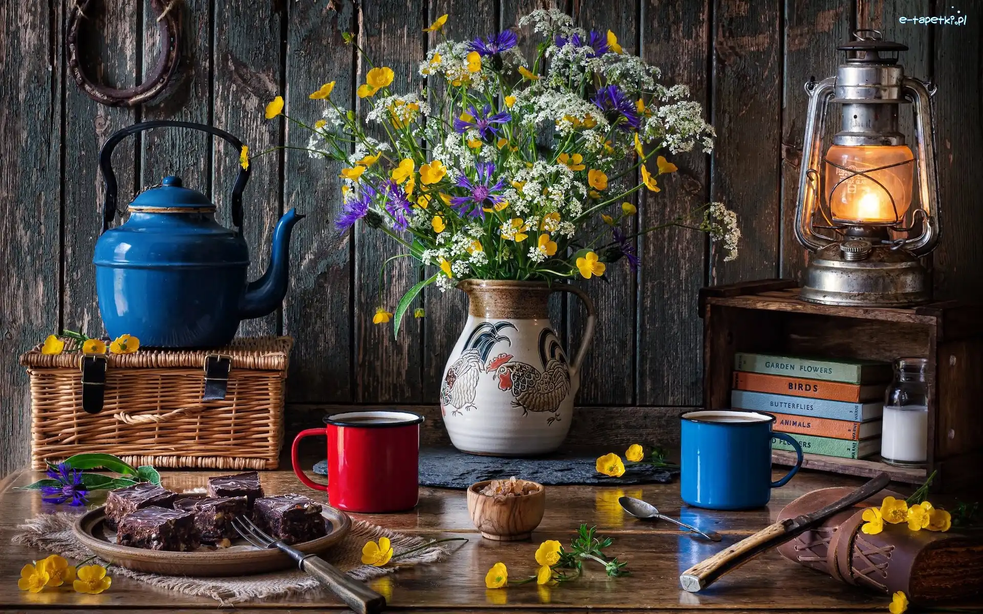 Ciasto, Czajnik, Lampa, Kubki, Bukiet kwiatów, Kompozycja