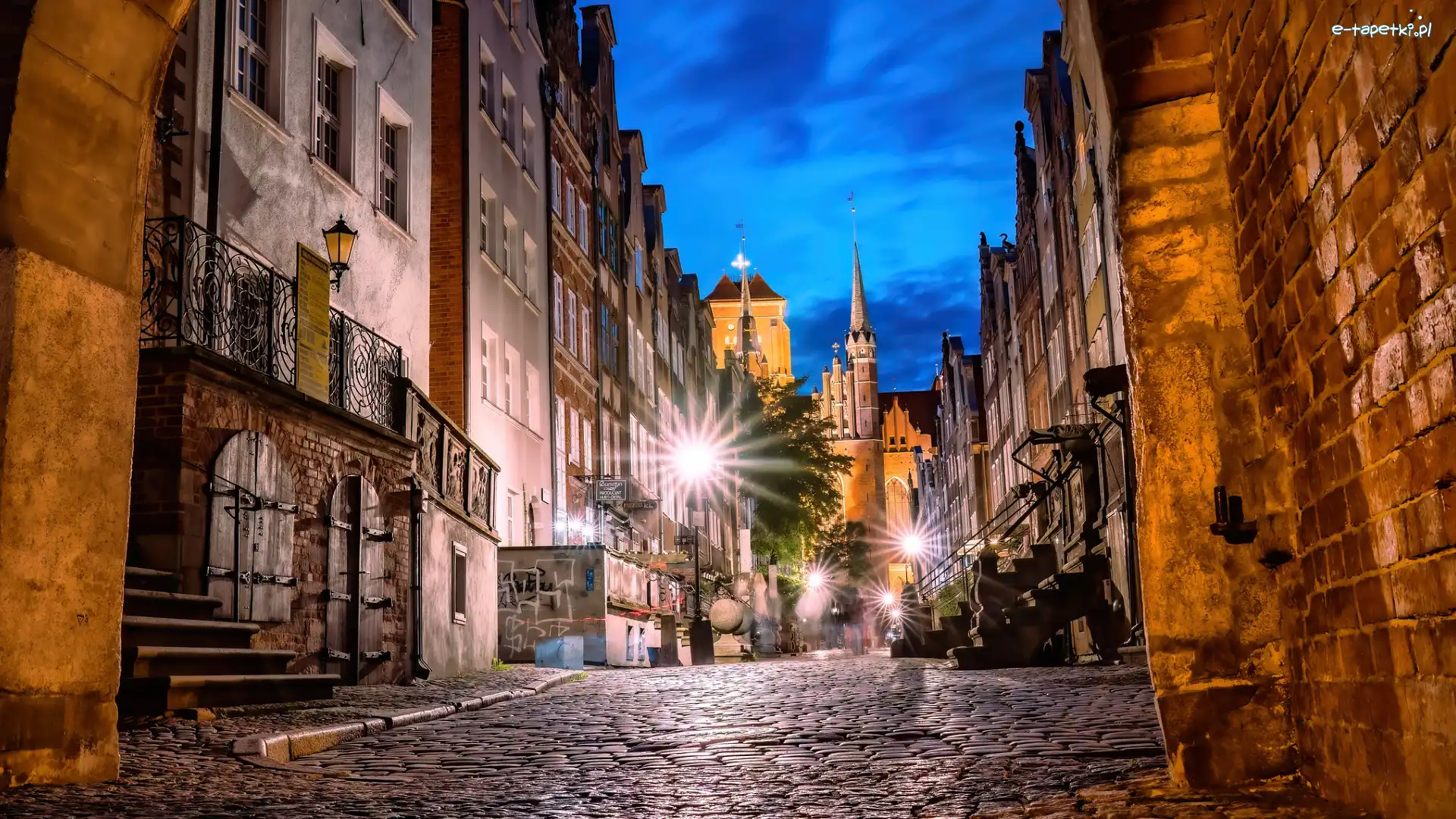 Ulica, Gdańsk, Bazylika Mariacka, Oświetlona, Kamienice, Domy, Latarnie, Polska, Uliczka, Drzewa