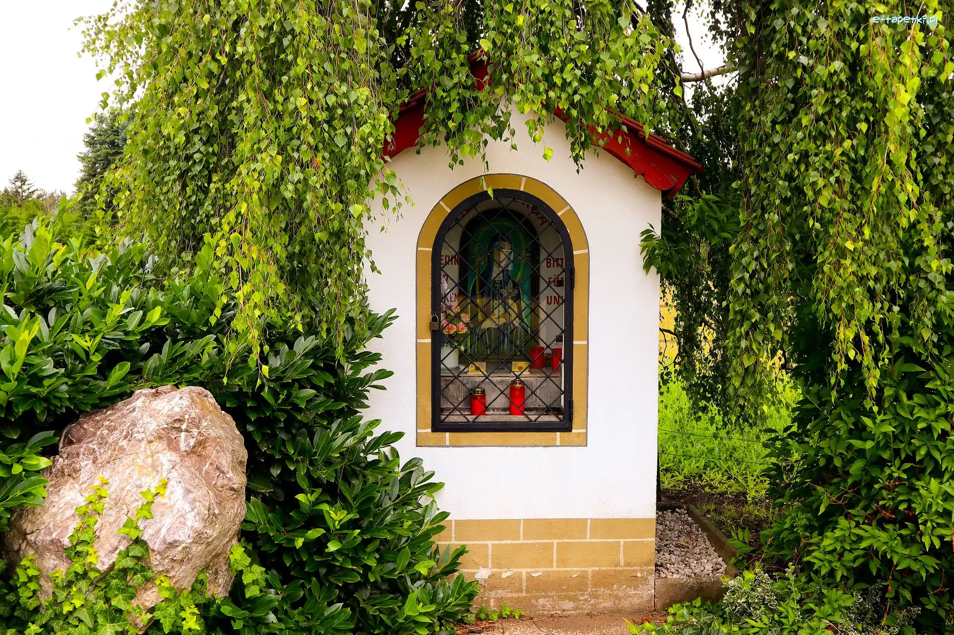 Gałęzie, Drzewa, Kapliczka