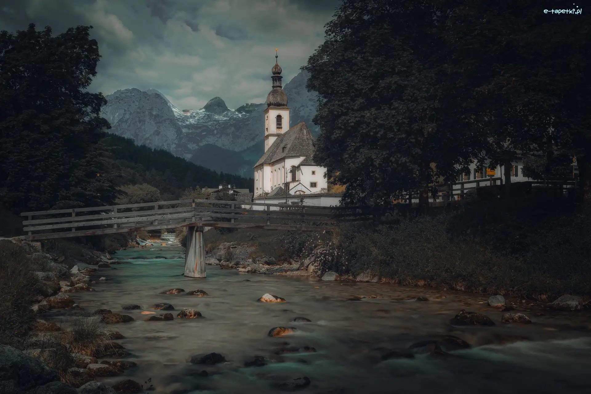 Rzeka Ramsauer Ache, Park Narodowy Berchtesgaden, Most, Góry, Niemcy, Alpy, Drzewa, Bawaria, Kościół św Sebastiana, Ramsau bei Berchtesgaden, Zmierzch