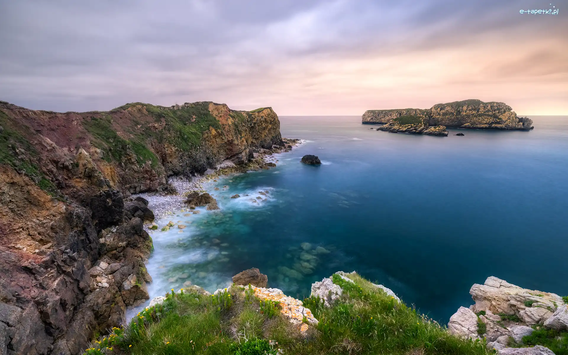 Chmury, Trawa, Costa Quebrada, Wybrzeże, Morze, Hiszpania, Zachód słońca, Skały, Zatoka Biskajska