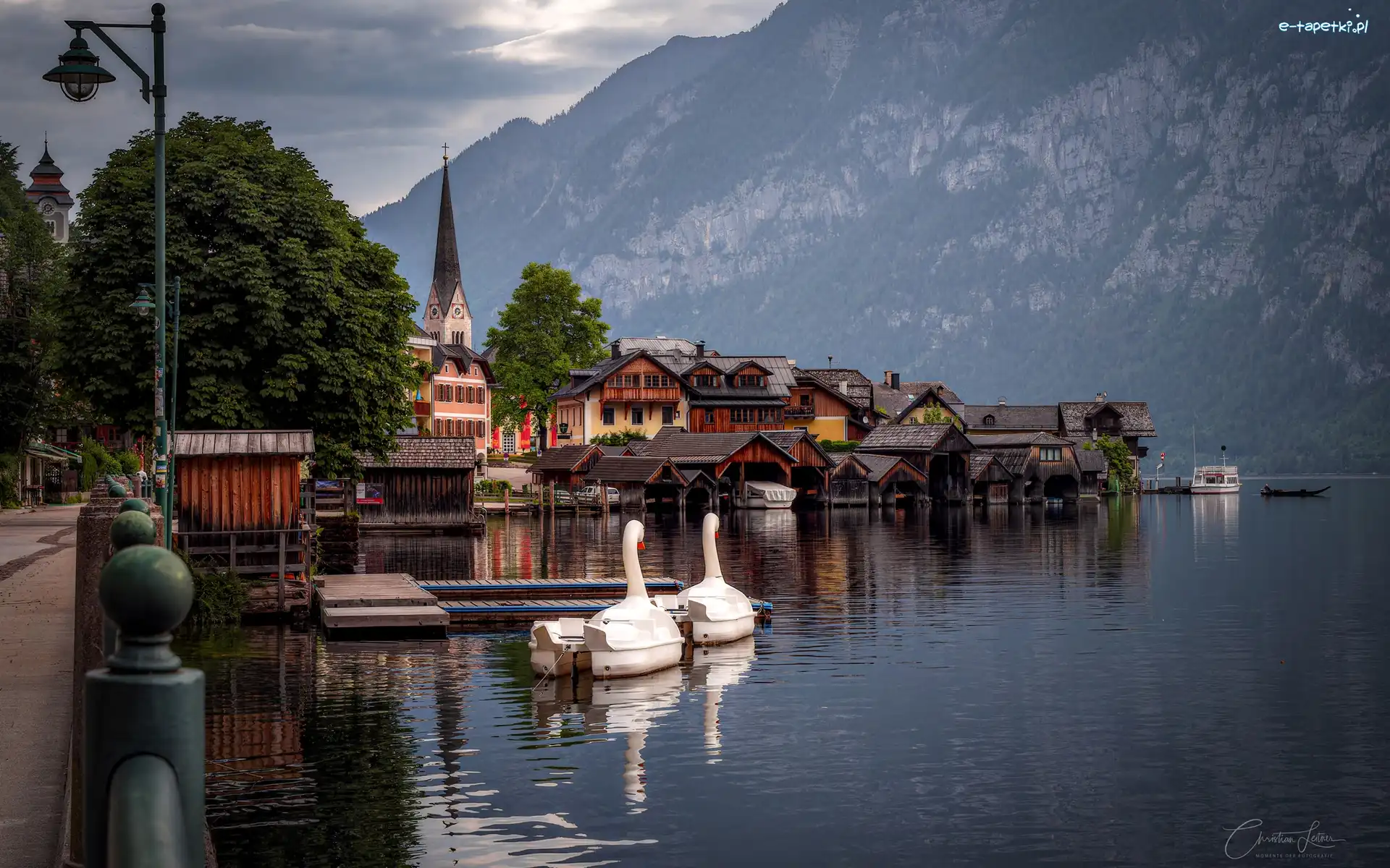 Domy, Miasteczko, Łódki, Jezioro Hallstattersee, Hallstatt, Góry, Alpy, Austria
