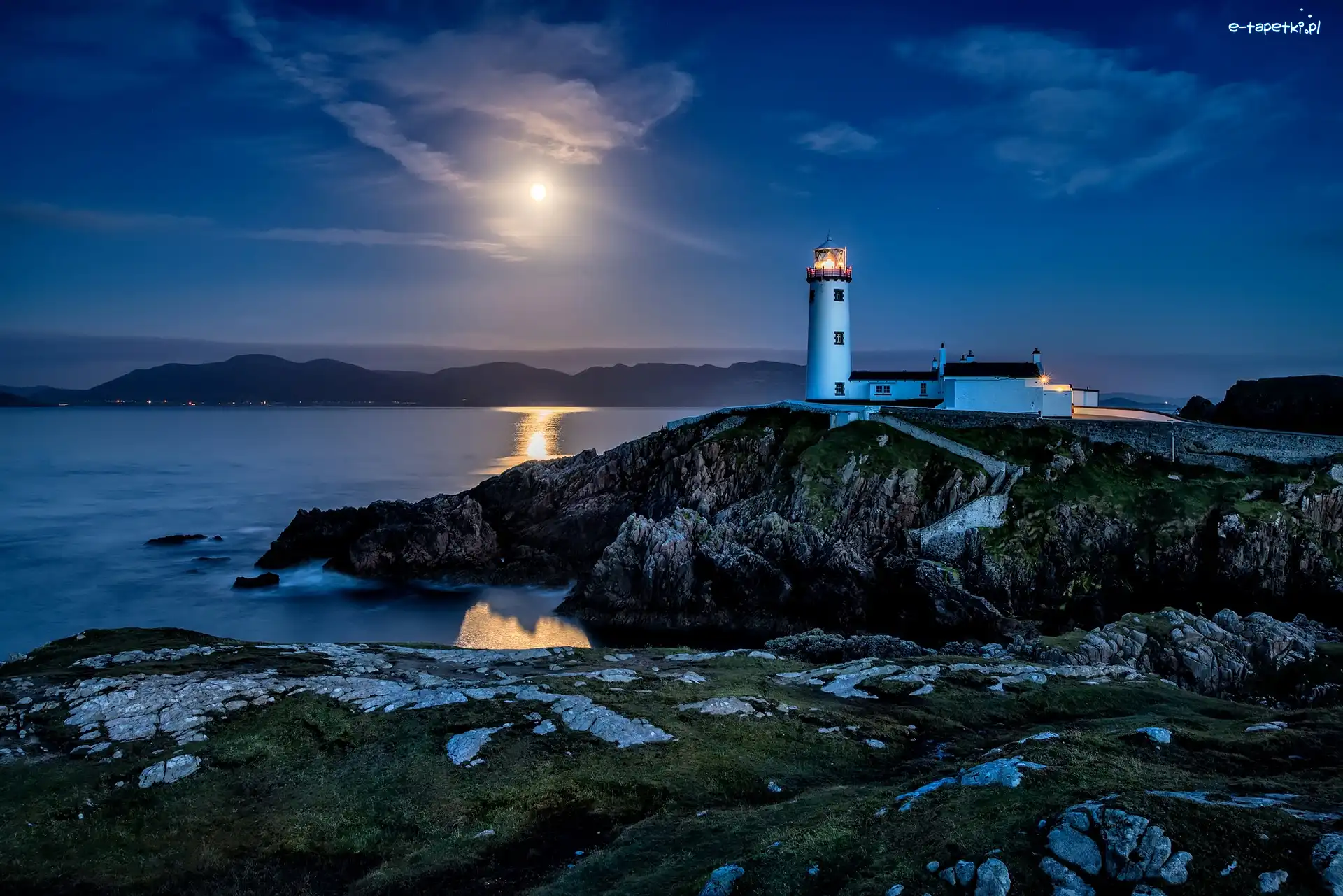 Księżyc, Noc, Irlandia, Letterkenny, Skały, Latarnia morska, Fanad Head Lighthouse, Morze