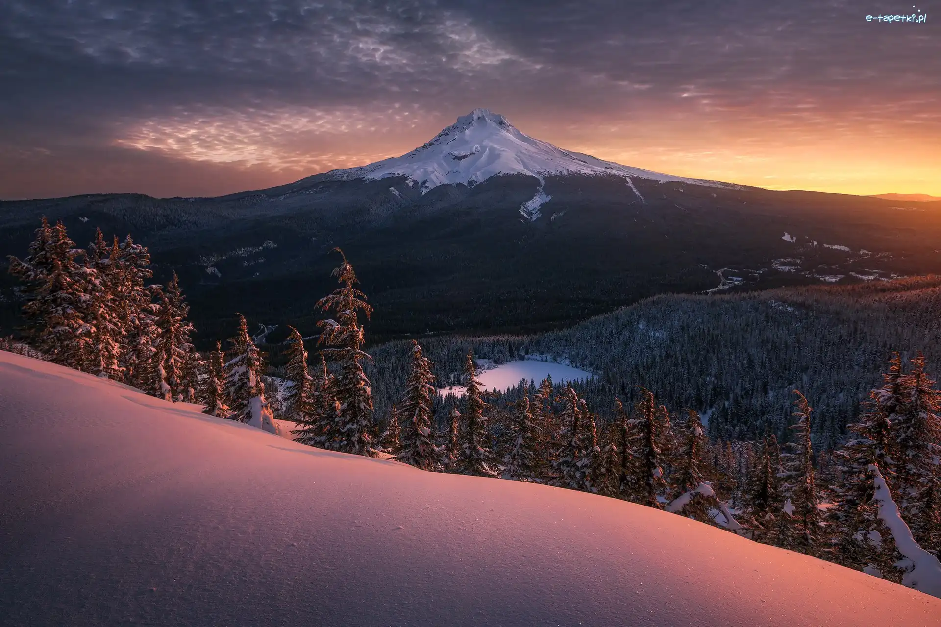 Śnieg, Mount Hood, Oregon, Las, Sosny, Wschód słońca, Zima, Drzewa, Jezioro, Chmury, Góry, Stany Zjednoczone