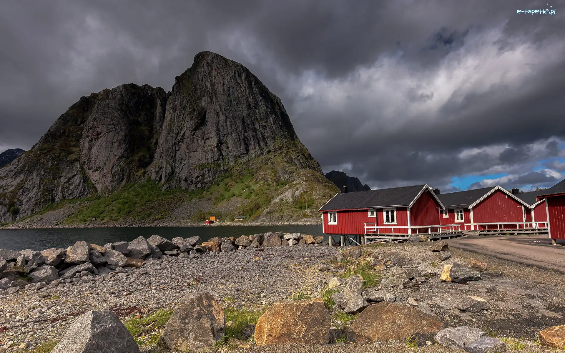 Norwegia, Góry, Lofoty, Domy, Czerwone