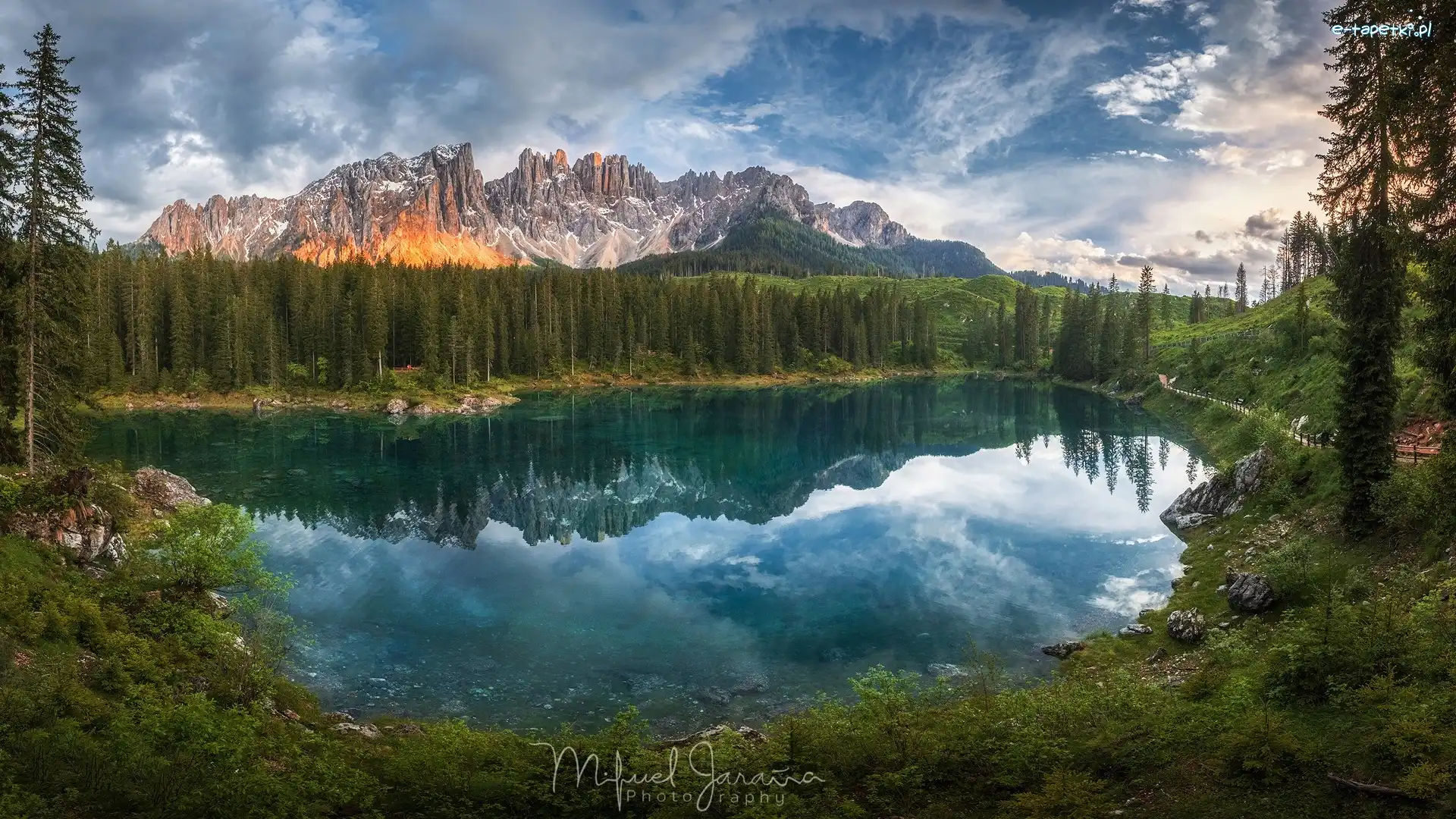 Drzewa, Jezioro, Chmury, Góry, Włochy, Alpy, Las, Południowy Tyrol, Dolomity, Lago di Carezza, Odbicie