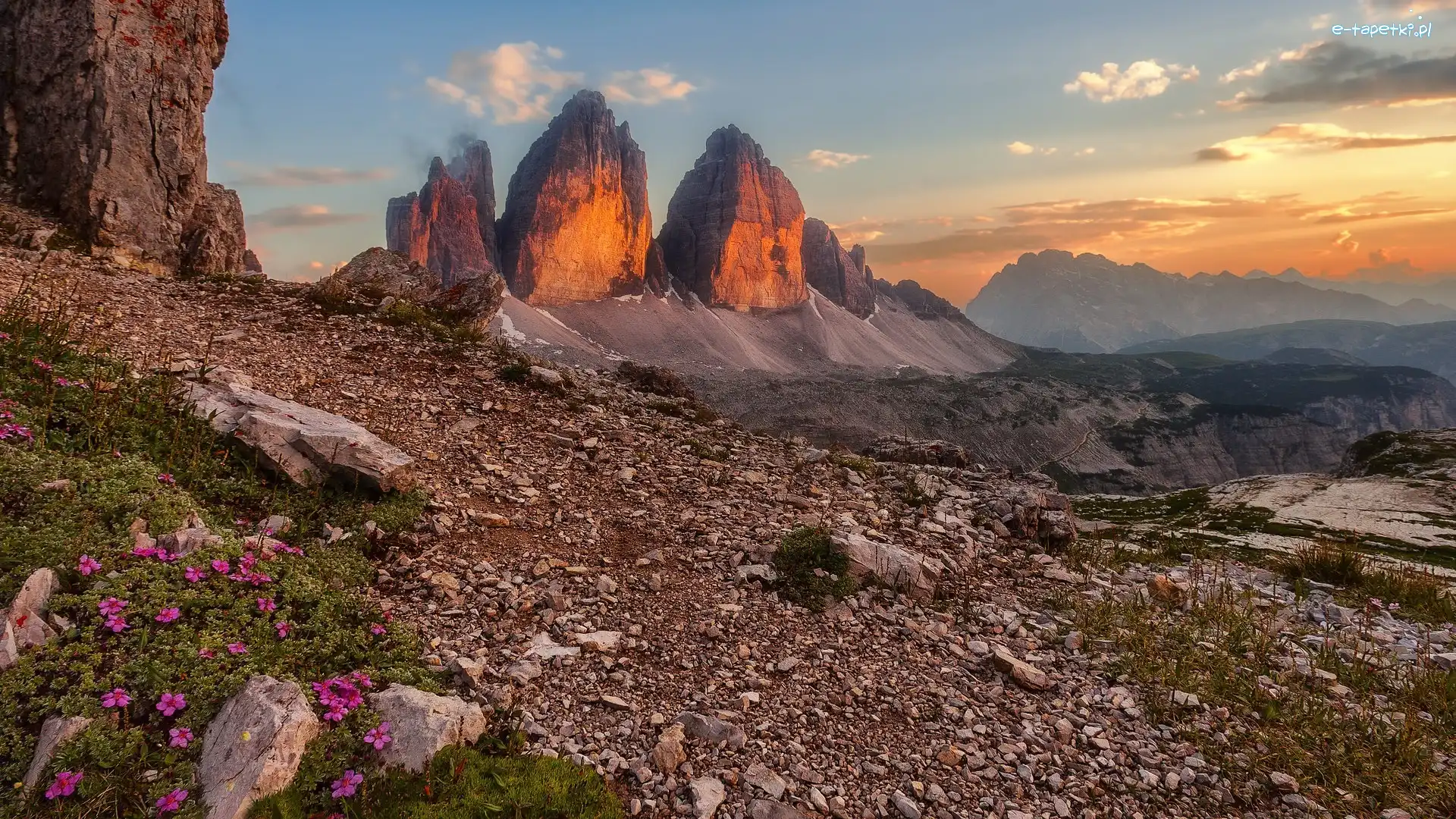 Tre Cime di Lavaredo, Dolomity, Skały, Rozświetlone, Zachód słońca, Włochy, Kwiaty, Góry, Kamienie