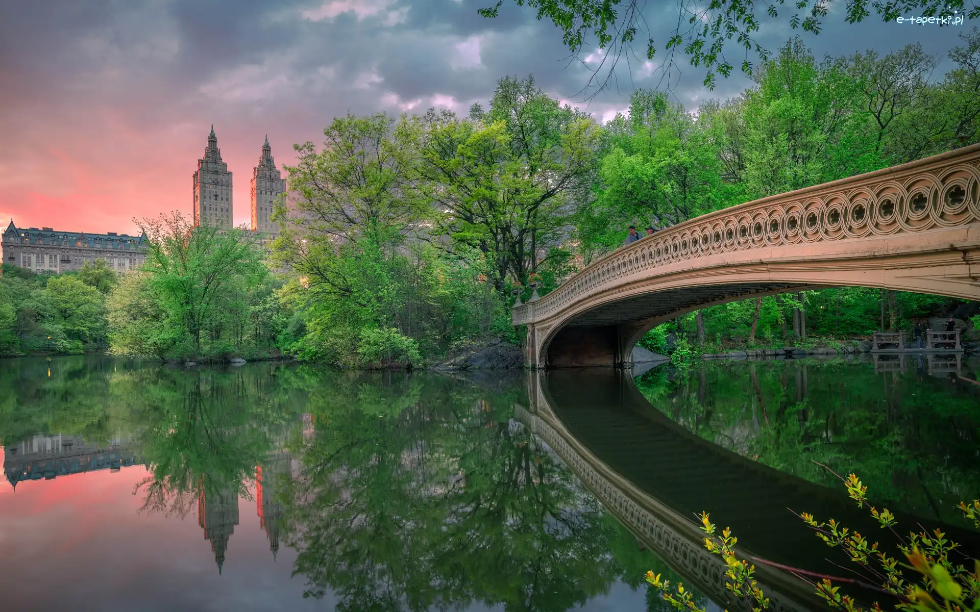 Jezioro, Drzewa, Central Park, Manhattan, Nowy Jork, Stany Zjednoczone, Chmury, Budynek Eldorado, Most