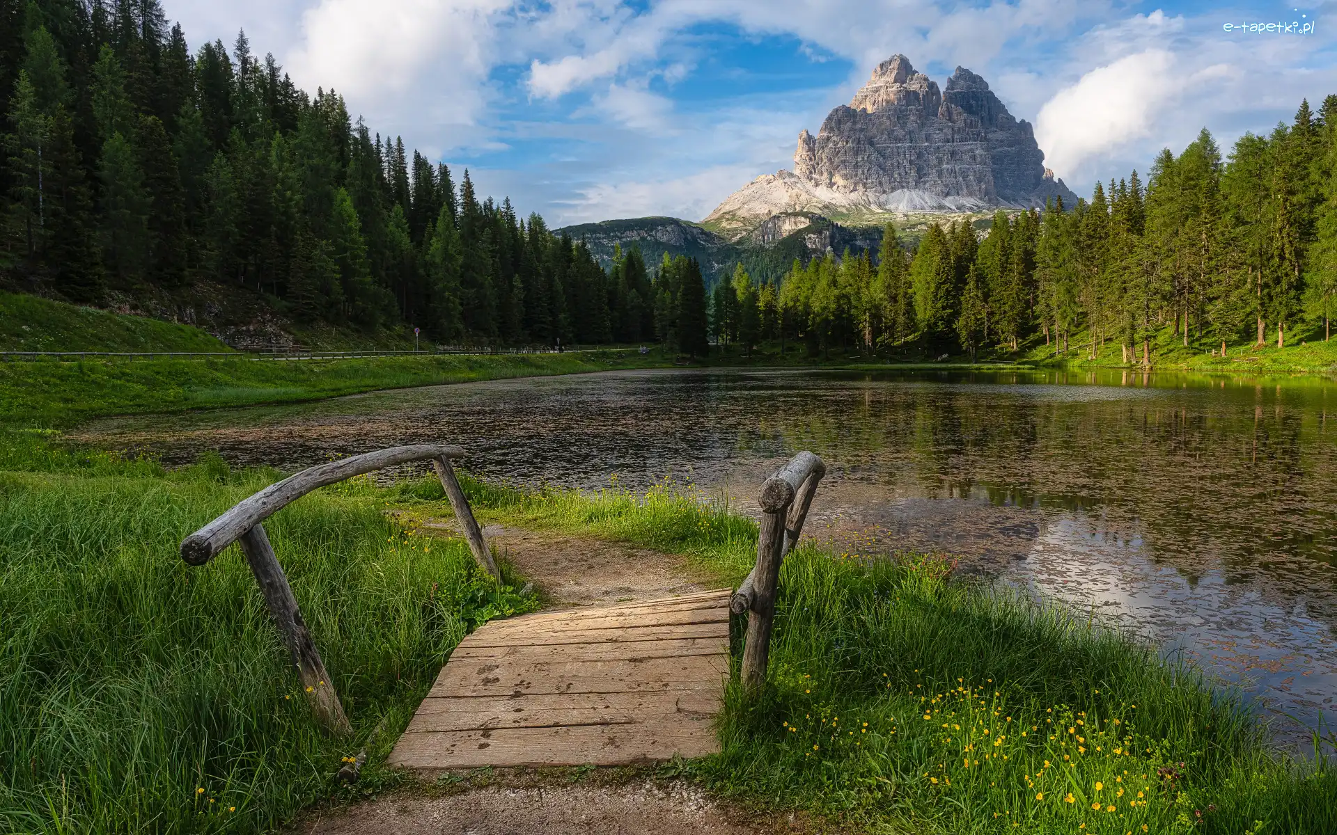 Mostek, Brzeg, Las, Antorno Lake, Włochy, Drzewa, Jezioro, Dolomity, Trawa, Góry, Masyw, Chmury, Tre Cime di Lavaredo