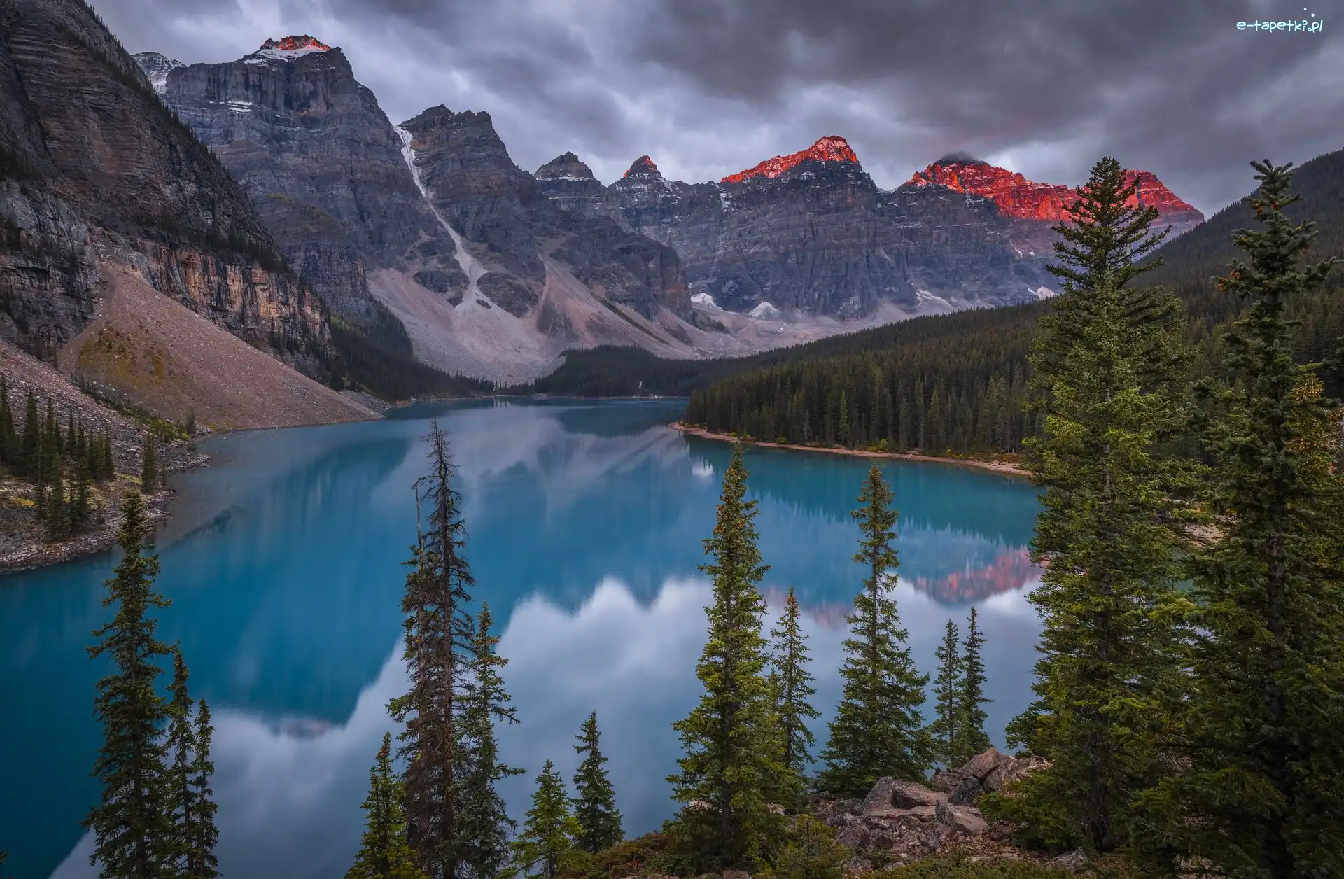 Drzewa, Góry, Kanada, Odbicie, Las, Chmury, Park Narodowy Banff, Jezioro Moraine
