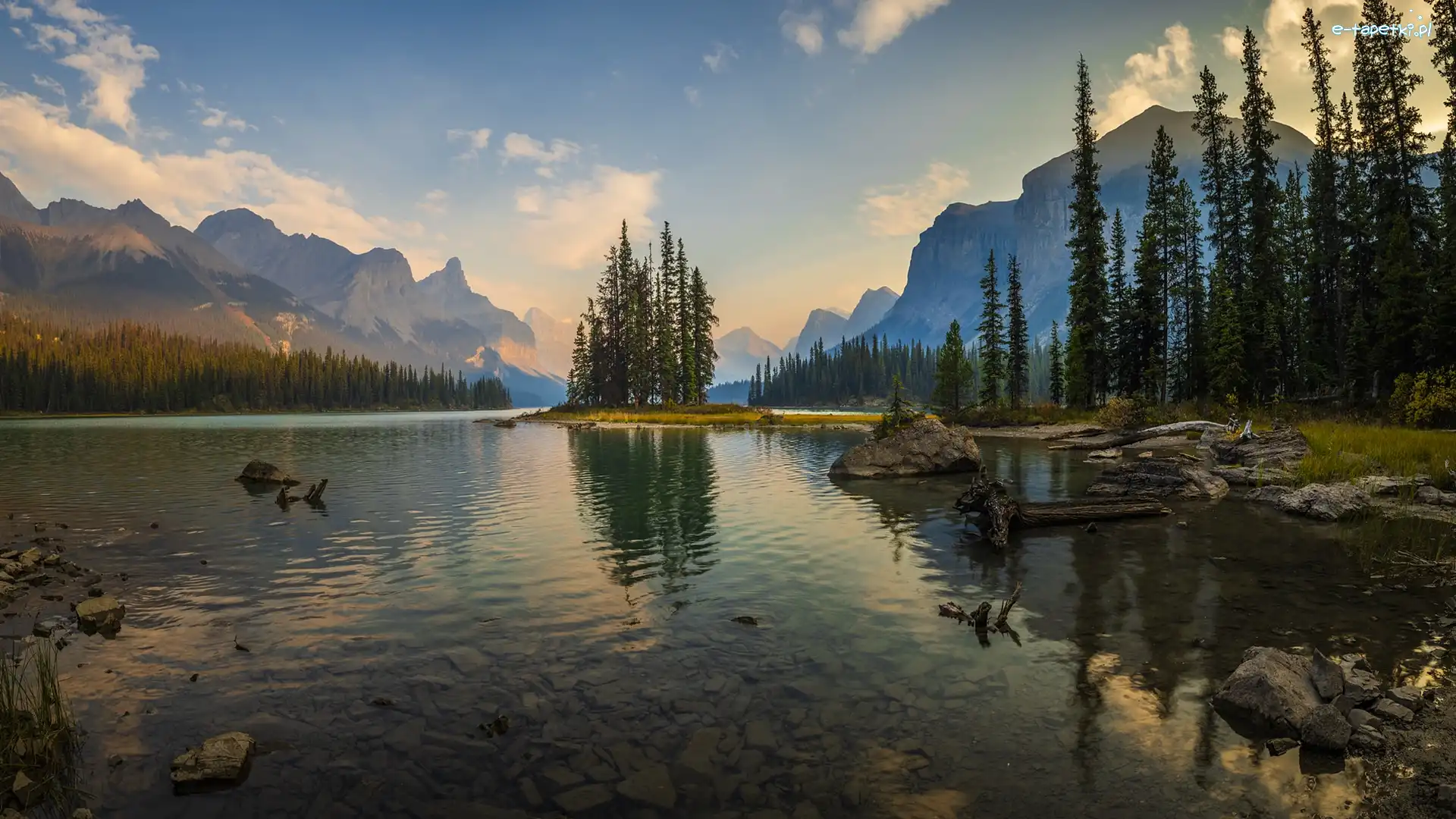 Odbicie, Jezioro, Kanada, Chmury, Góry, Drzewa, Lasy, Park Narodowy Jasper, Maligne Lake, Alberta