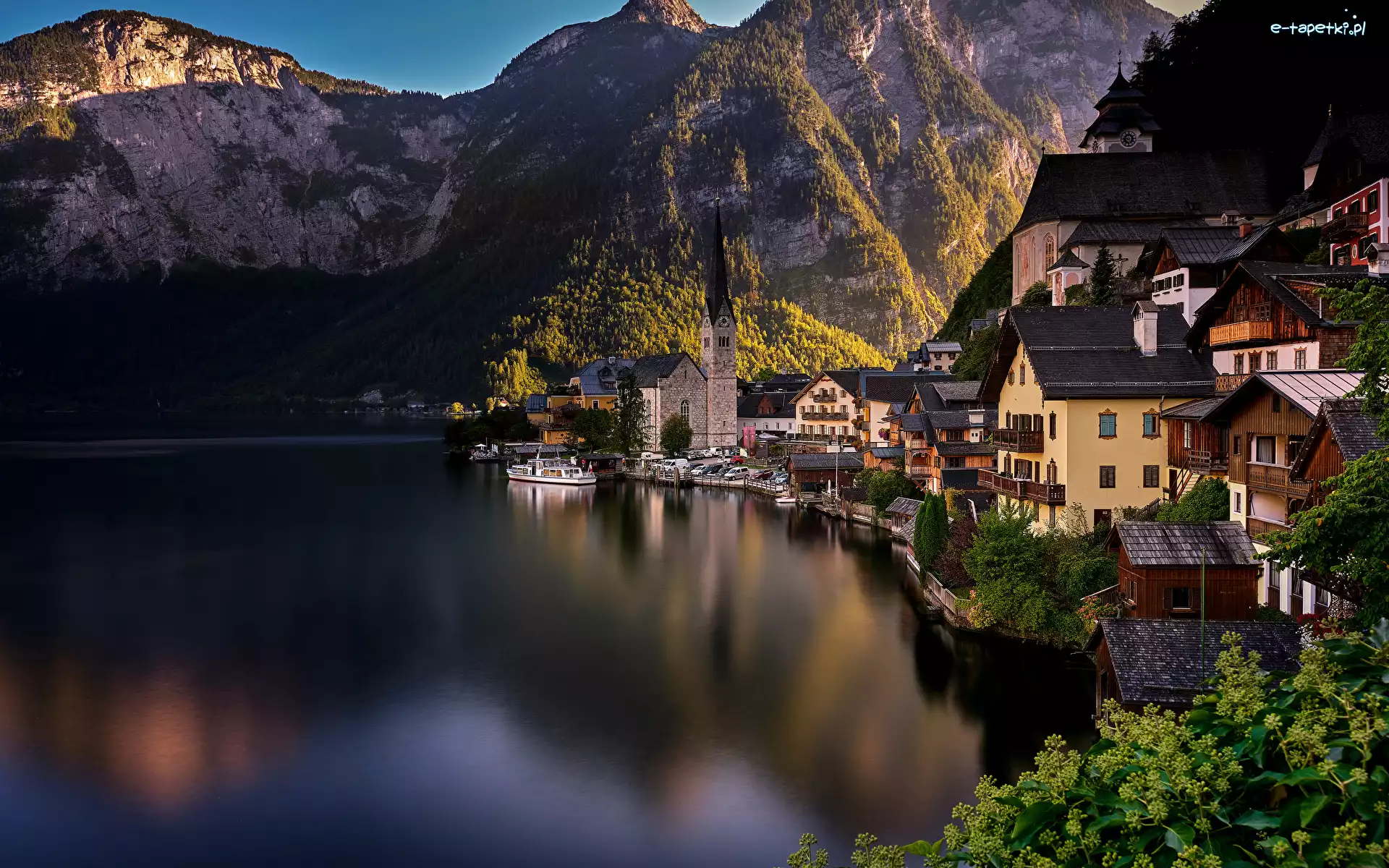 Jezioro Hallstattersee, Alpy Salzburskie, Hallstatt, Miasteczko, Austria, Drzewa, Kościół, Góry, Domy