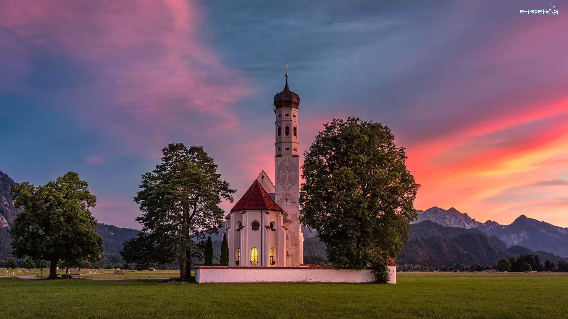 Kościół Eglise Saint Coloman, Kościół, Schwangau, Bawaria, Niemcy, Zachód słońca, Niebo, Góra, Drzewa
