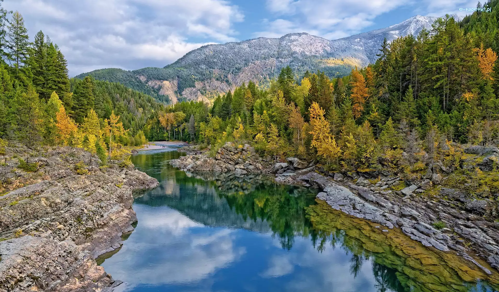 Drzewa, Stan Montana, Chmury, Las, Góry, Rzeka, Flathead River, Stany Zjednoczone, Park Narodowy Glacier, Jesień