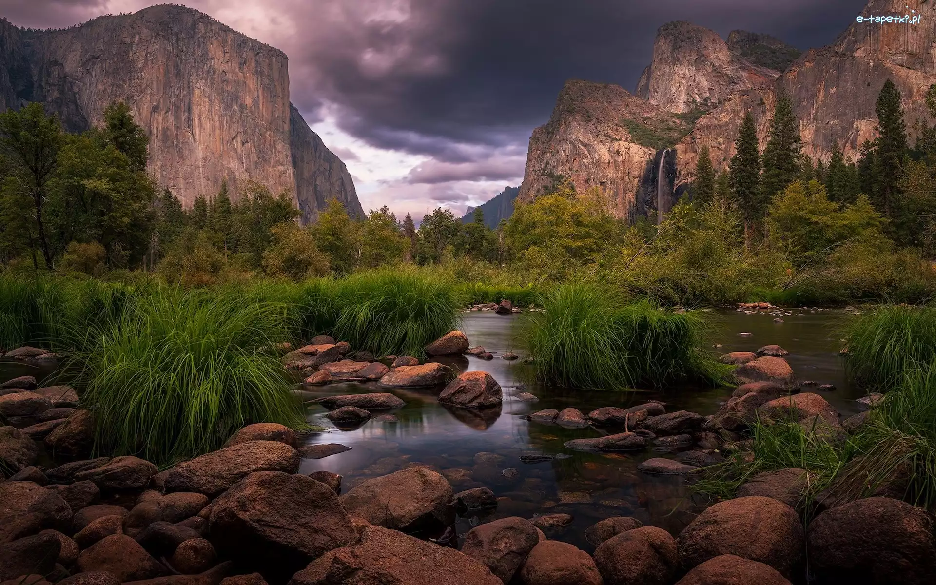 Kamienie, Rzeka, Park Narodowy Yosemite, Kalifornia, Stany Zjednoczone, Roślinność, Trawa, Góry, Chmury