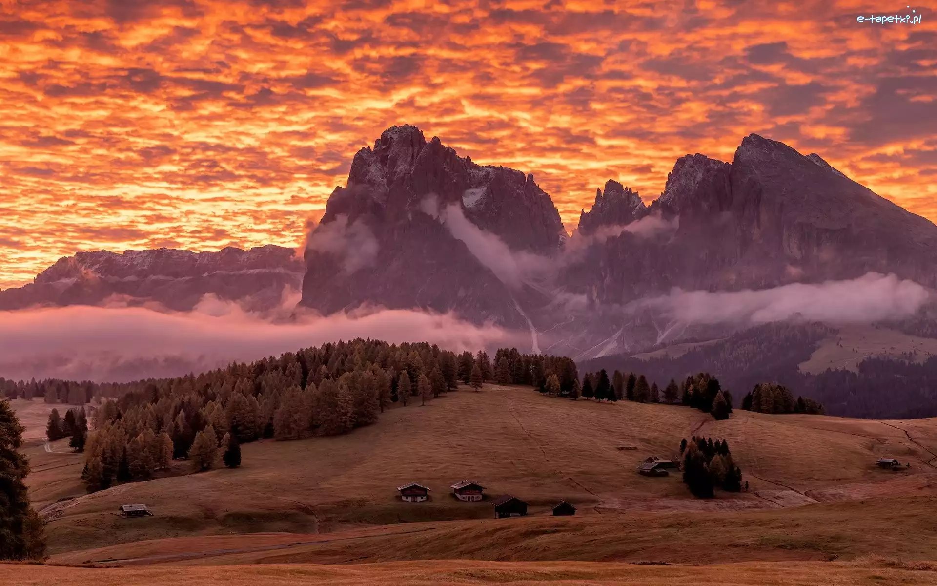 Dolina, Jesień, Góry, Dolomity, Seiser Alm, Domki, Mgła, Sassolungo, Płaskowyż, Włochy, Zachód słońca, Chmury, Val Gardena, Drzewa, Drewniane