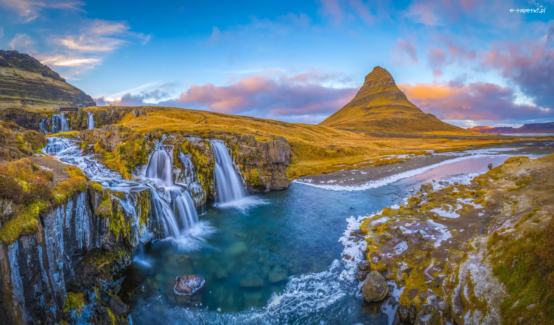 Góra Kirkjufell, Wodospad Kirkjufellsfoss, Rzeka, Islandia, Chmury
