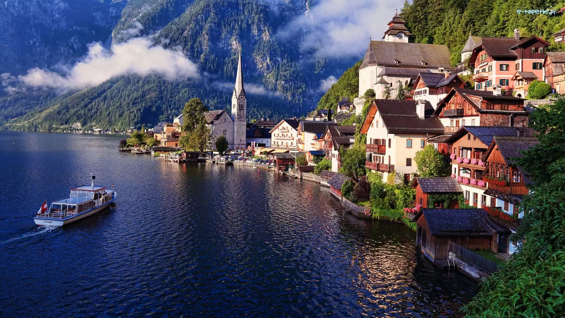 Drzewa, Hallstatt, Statek, Mgła, Kościół, Góry, Opadająca, Austria, Domy, Jezioro Hallstattersee