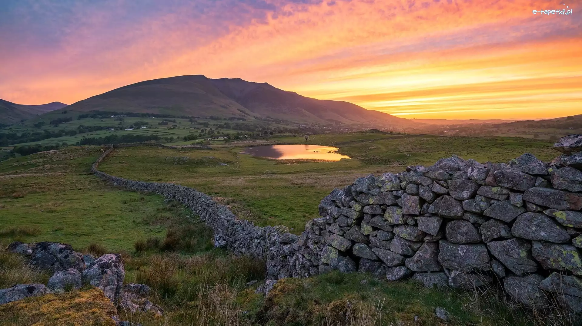 Zachód słońca, Góra, Anglia, Murek, Tewet Tarn, Drzewa, Kamienny, Góry, Jezioro, Park Narodowy Lake District