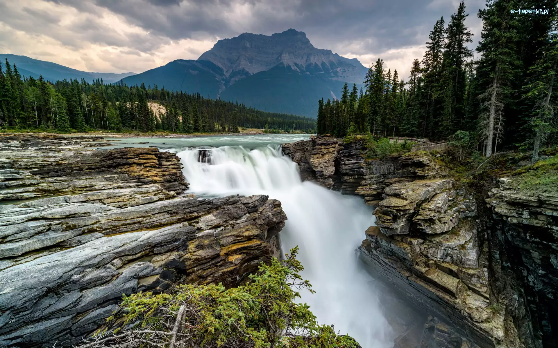 Athabasca Falls, Wodospad, Athabasca River, Rzeka, Park Narodowy Jasper, Kanada, Chmury, Skały, Drzewa