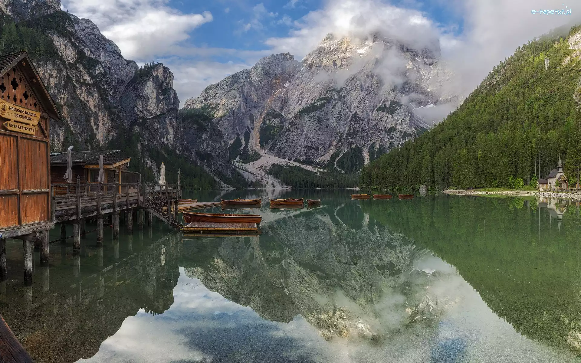 Drzewa, Jezioro, Odbicie, Łódki, Lago di Braies, Góry, Dolomity, Włochy, Pragser Wildsee, Chmury