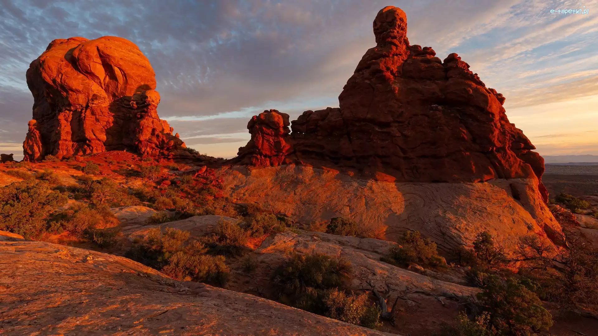 Czerwone, Chmury, Park Narodowy Arches, Utah, Stany Zjednoczone, Balanced Rock, Formacja skalna, Niebo, Skały