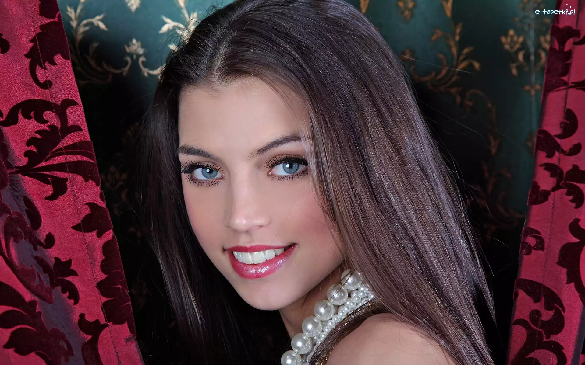 Valentina Kolesnikova, Modelka, Kobieta, Uśmiech, Naszyjnik