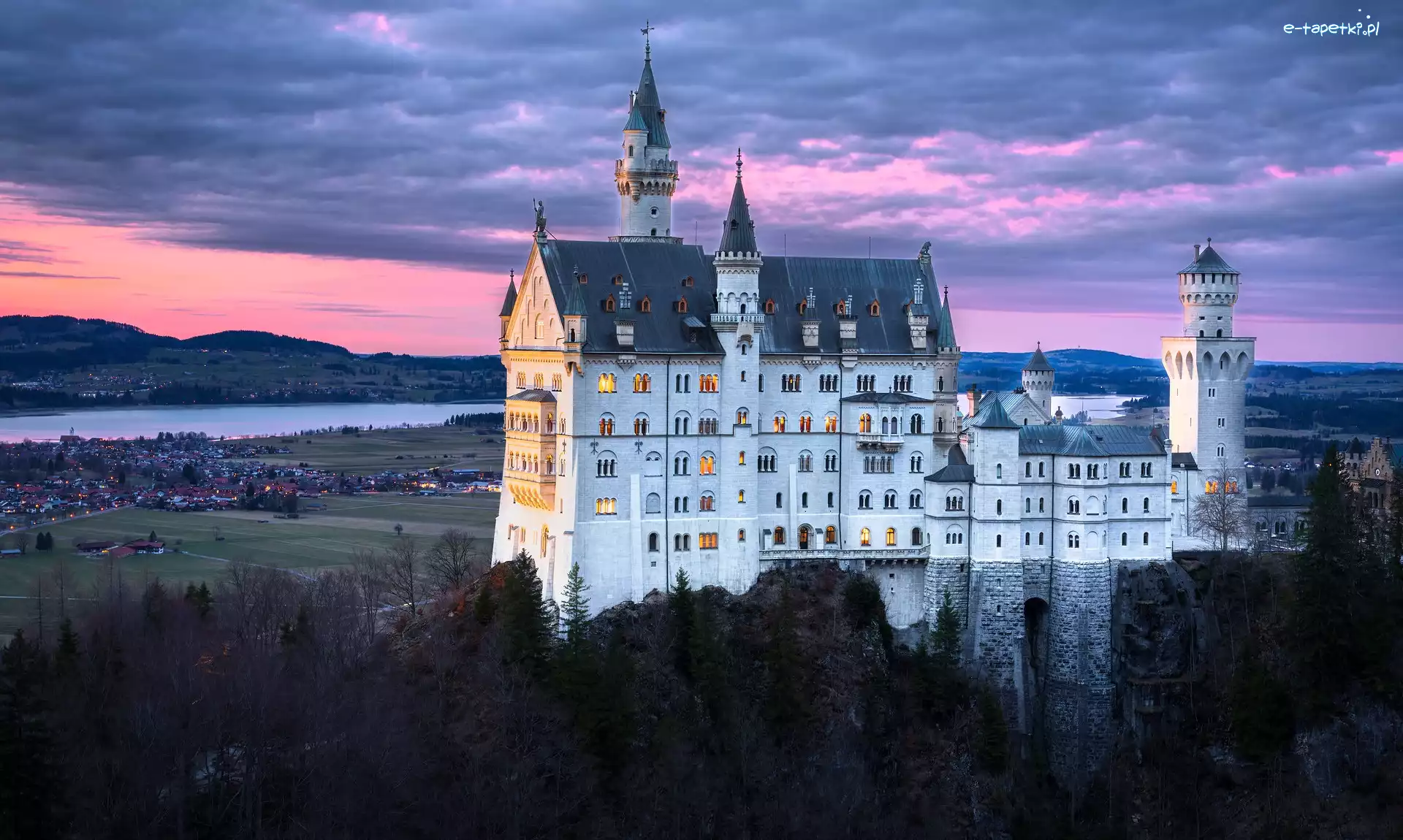 Zamek Neuschwanstein, Chmury, Drzewa, Bawaria, Niemcy