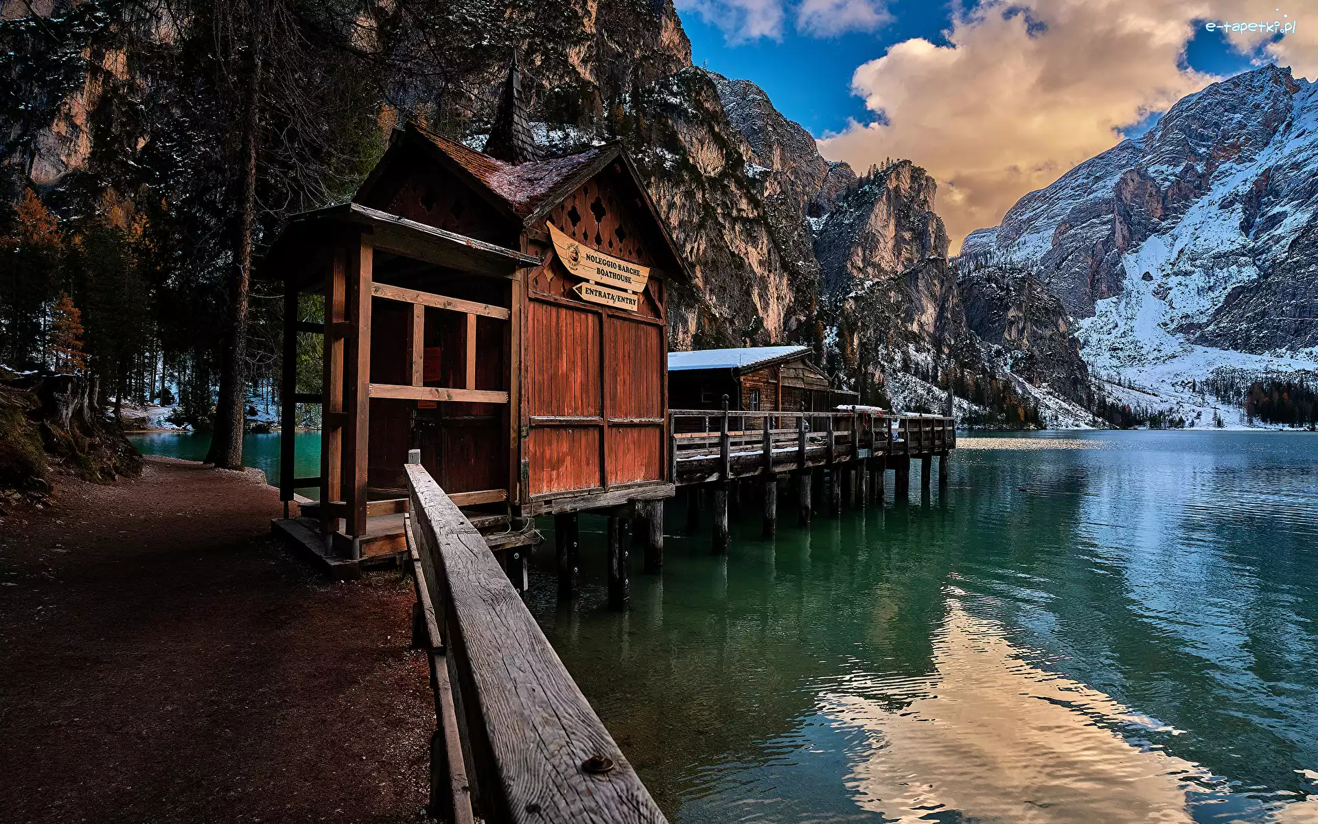 Pragser Wildsee, Jezioro, Góry, Południowy Tyrol, Włochy, Pomost, Domy, Dolomity, Lago di Braies