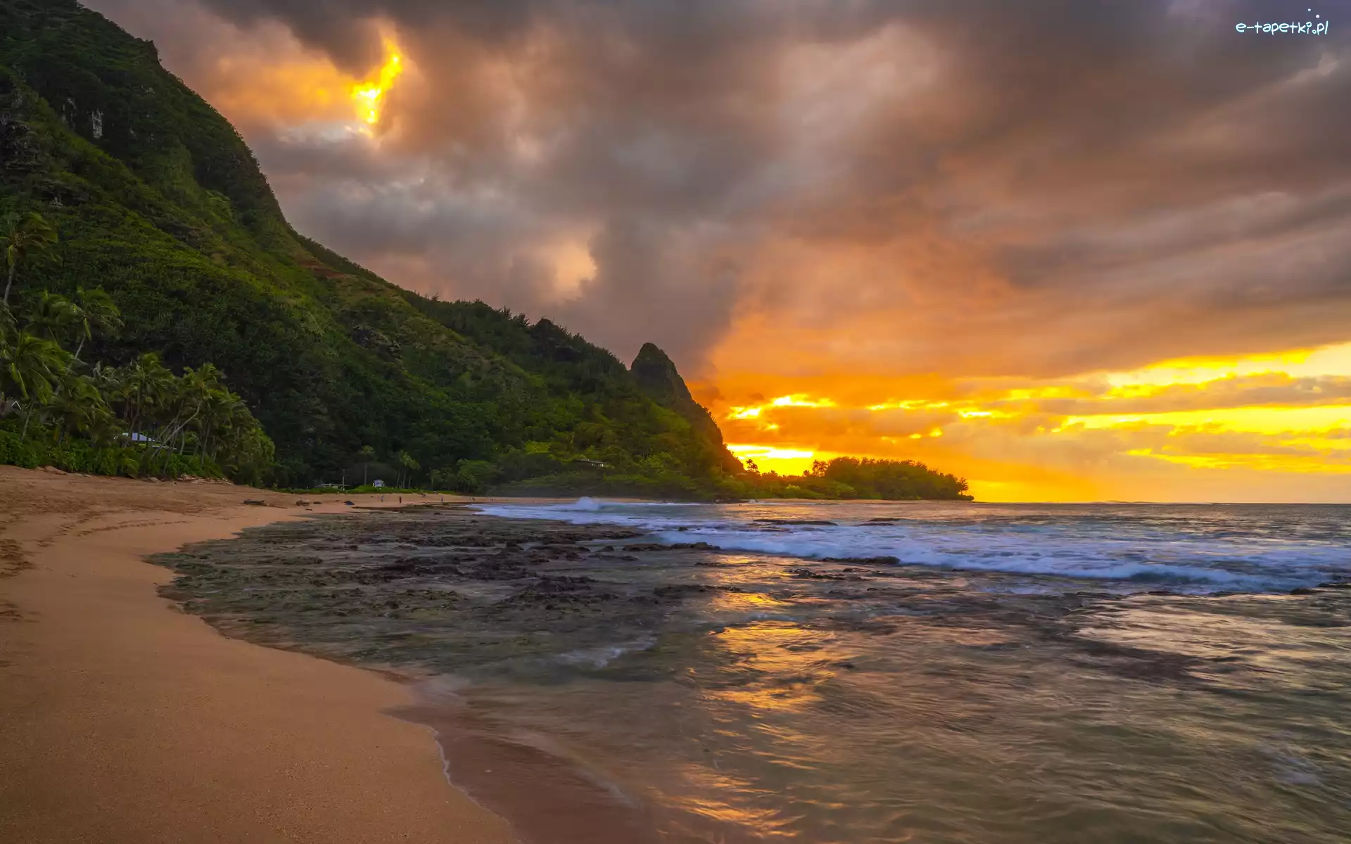 Plaża Tunnels Beach, Stany Zjednoczone, Góry, Wyspa Kauai, Zachód słońca, Ocean, Wybrzeże, Roślinność, Morze, Hawaje, Palmy