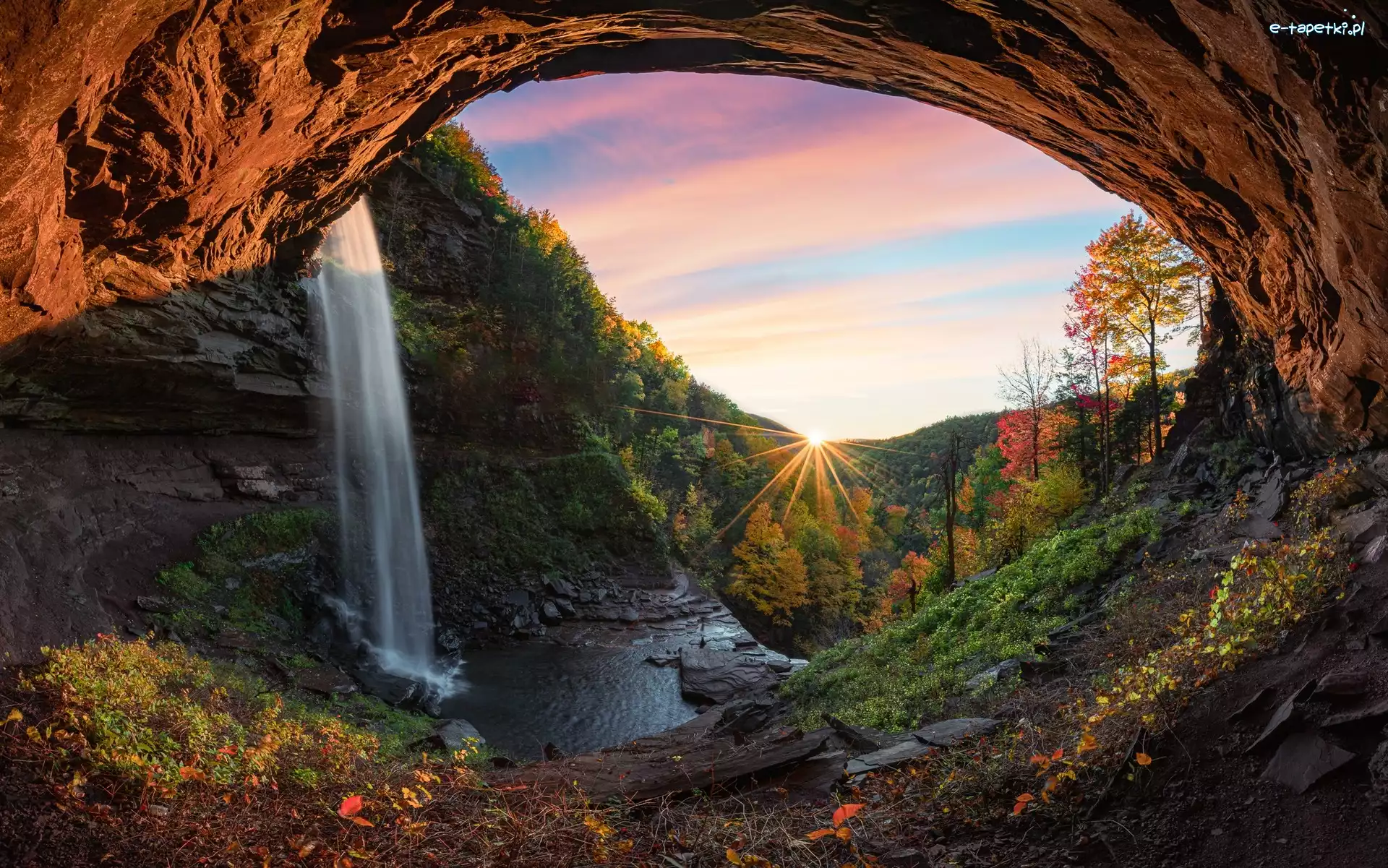 Promienie słońca, Skała, Stany Zjednoczone, Jesień, Kaaterskill Falls, Las, Drzewa, Jaskinia, Wodospad, Stan Nowy Jork