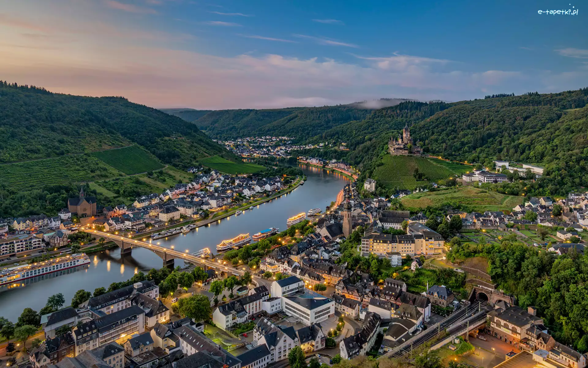 Rzeka Mozela, Niemcy, Most, Cochem, Drzewa, Domy, Wieczór, Las, Światła, Miasto, Wzgórza