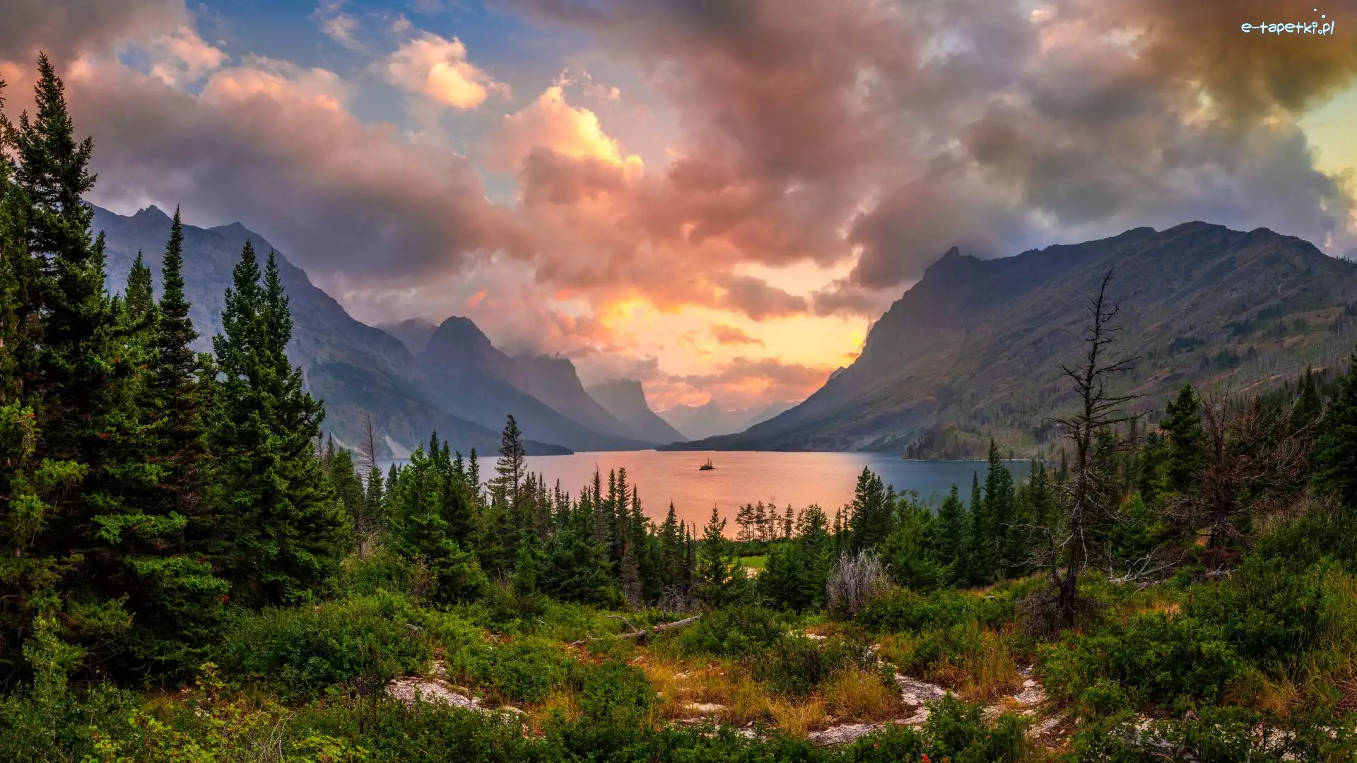Krzewy, Drzewa, Saint Mary Lake, Jezioro, Park Narodowy Glacier, Stany Zjednoczone, Chmury, Góry, Niebo